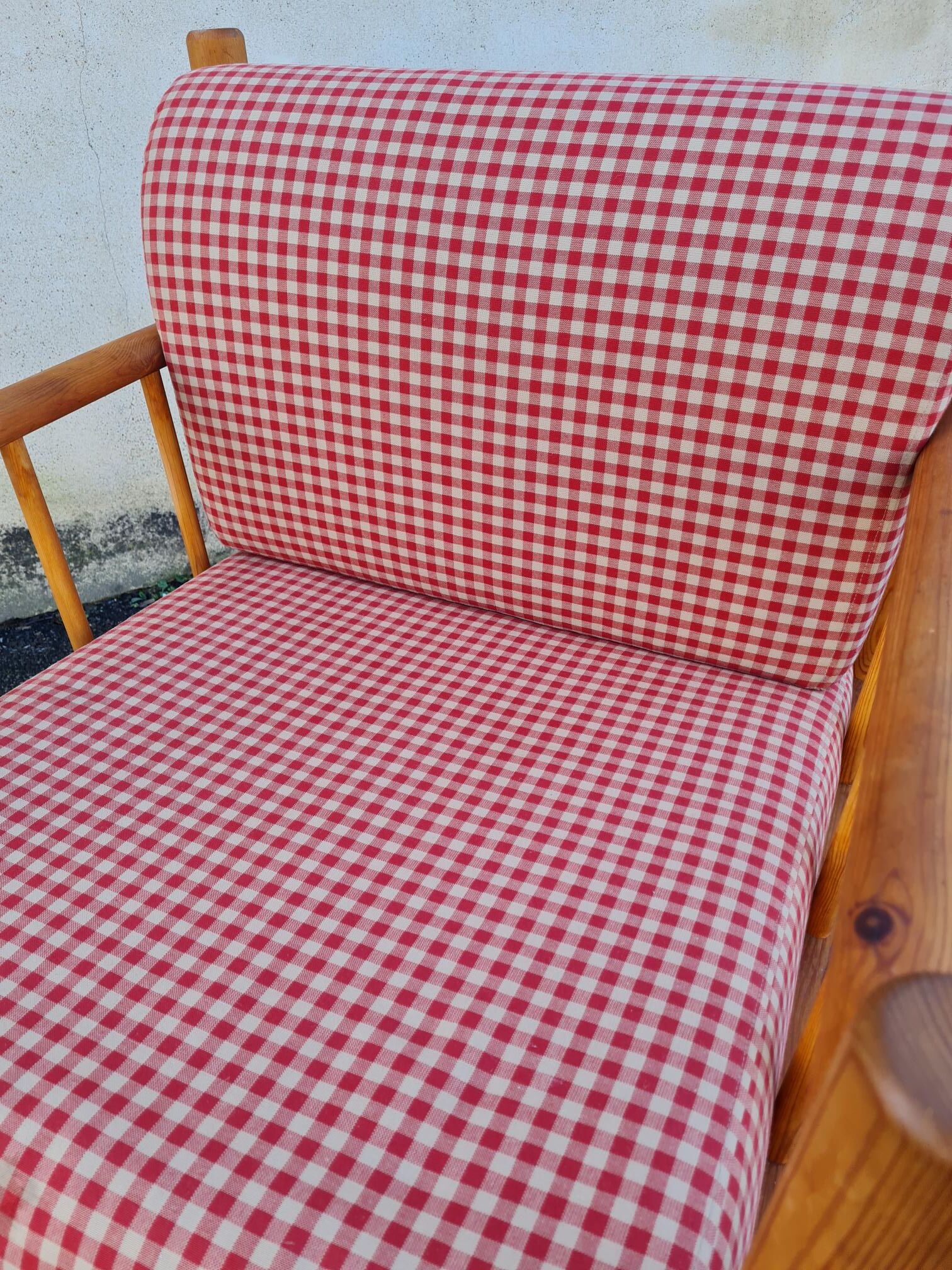 Armchair in pine and vichy fabric