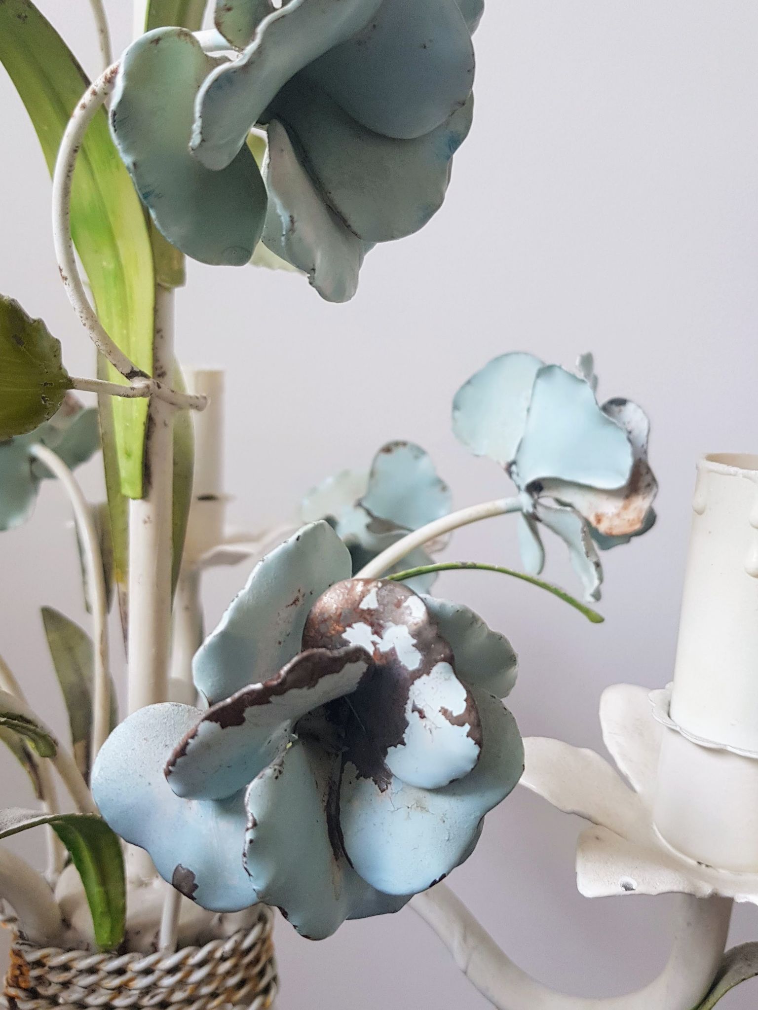Lustre tole vintage avec roses bleu clair années 1960