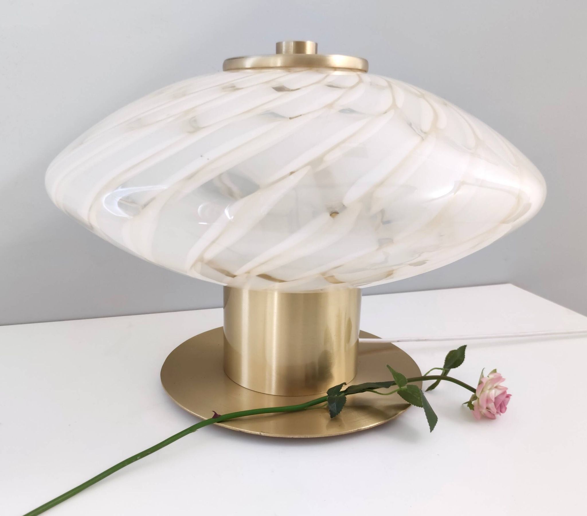Lampe de table en verre de Murano blanc et laiton, Italie, années 1980