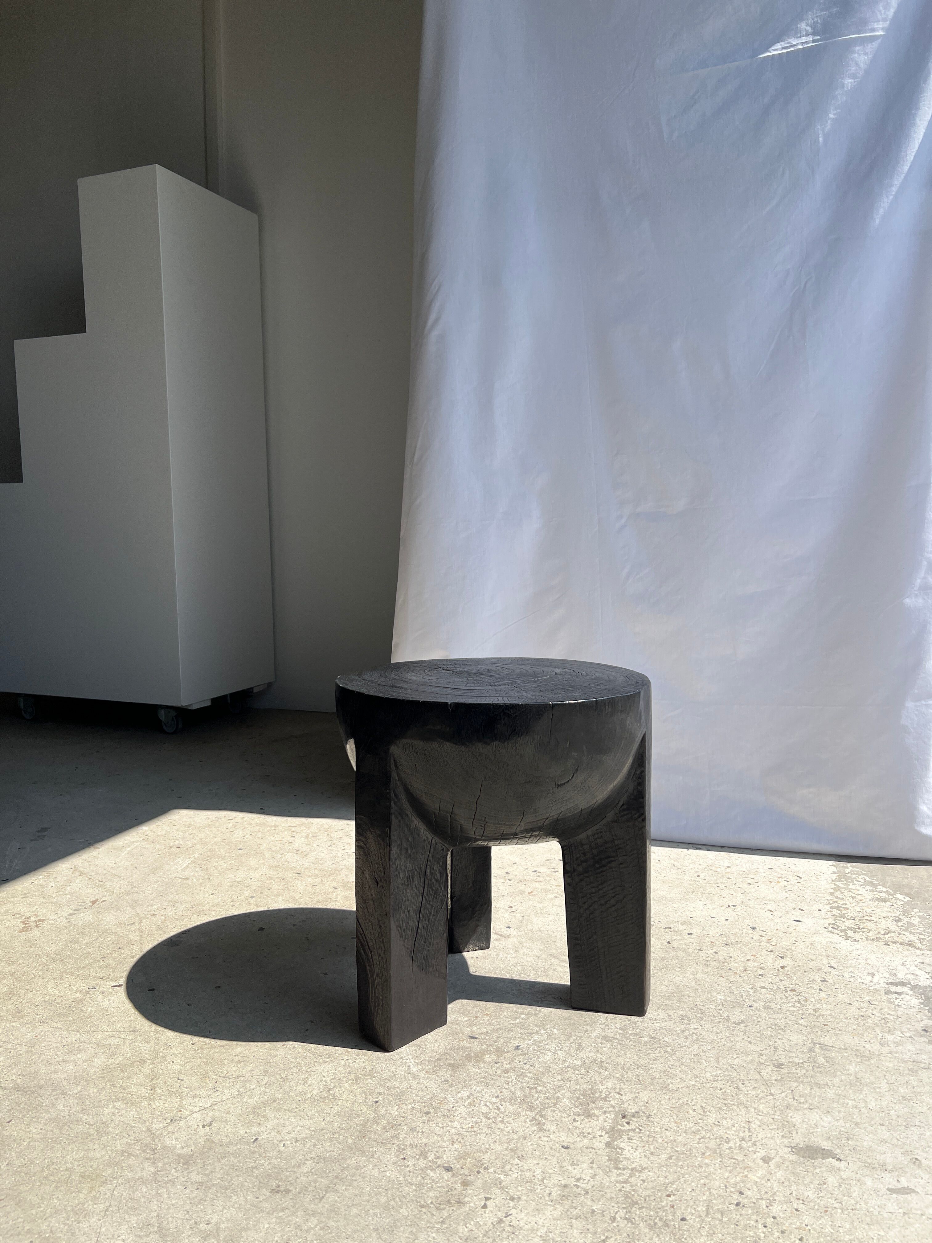 Black mango wood tripod side table with a semi-spherical top, height: 45 cm, diameter: 44 cm.