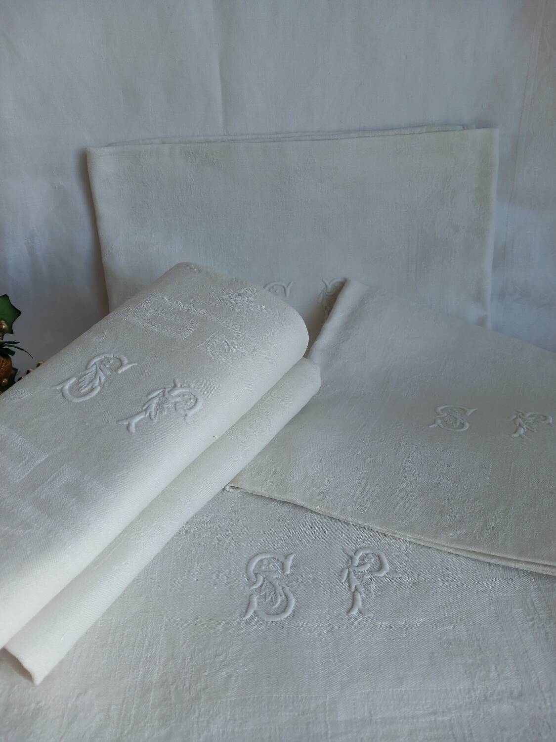 12 antique damask monogrammed napkins, 19th century