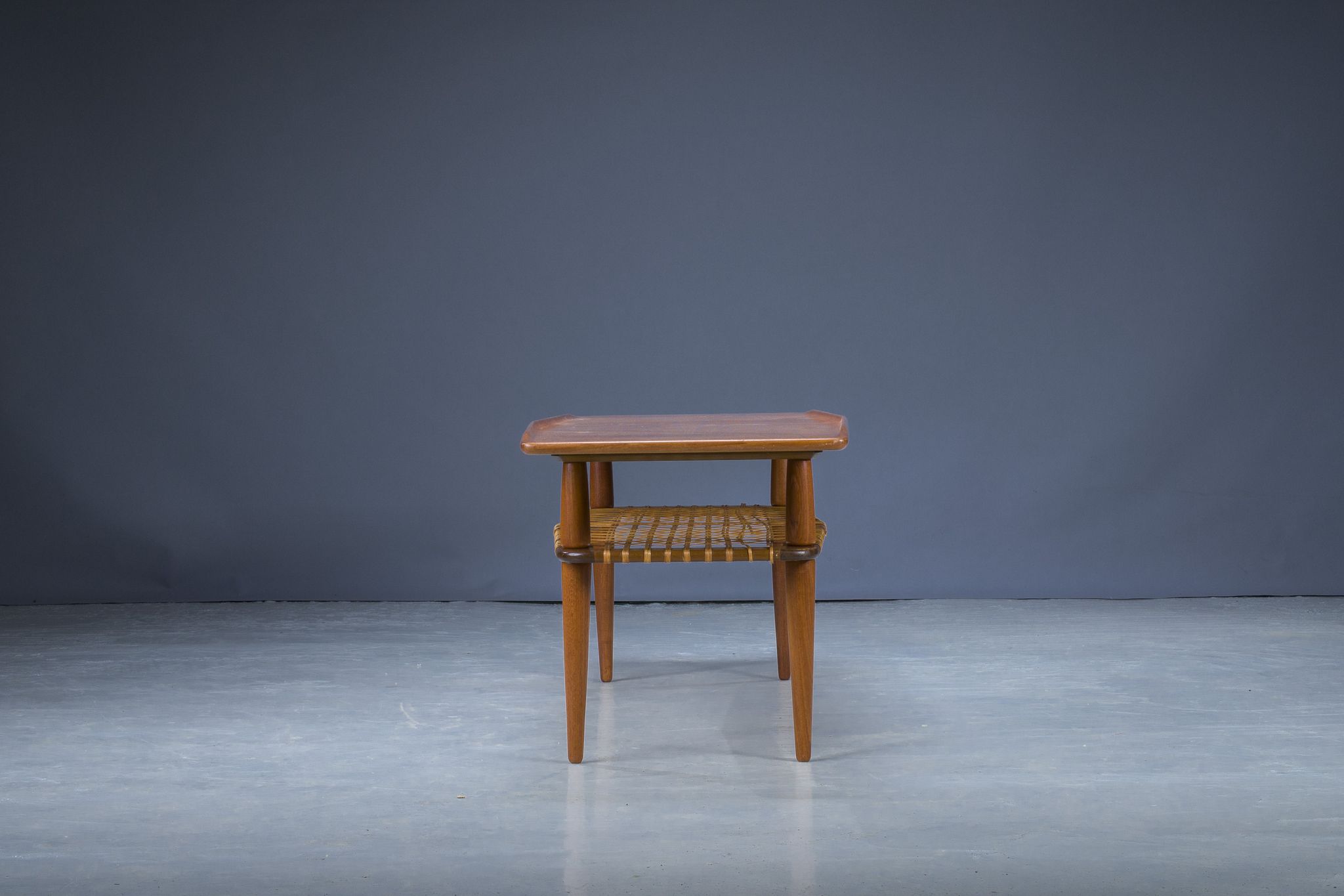 Table basse mid-century en teck et rotin