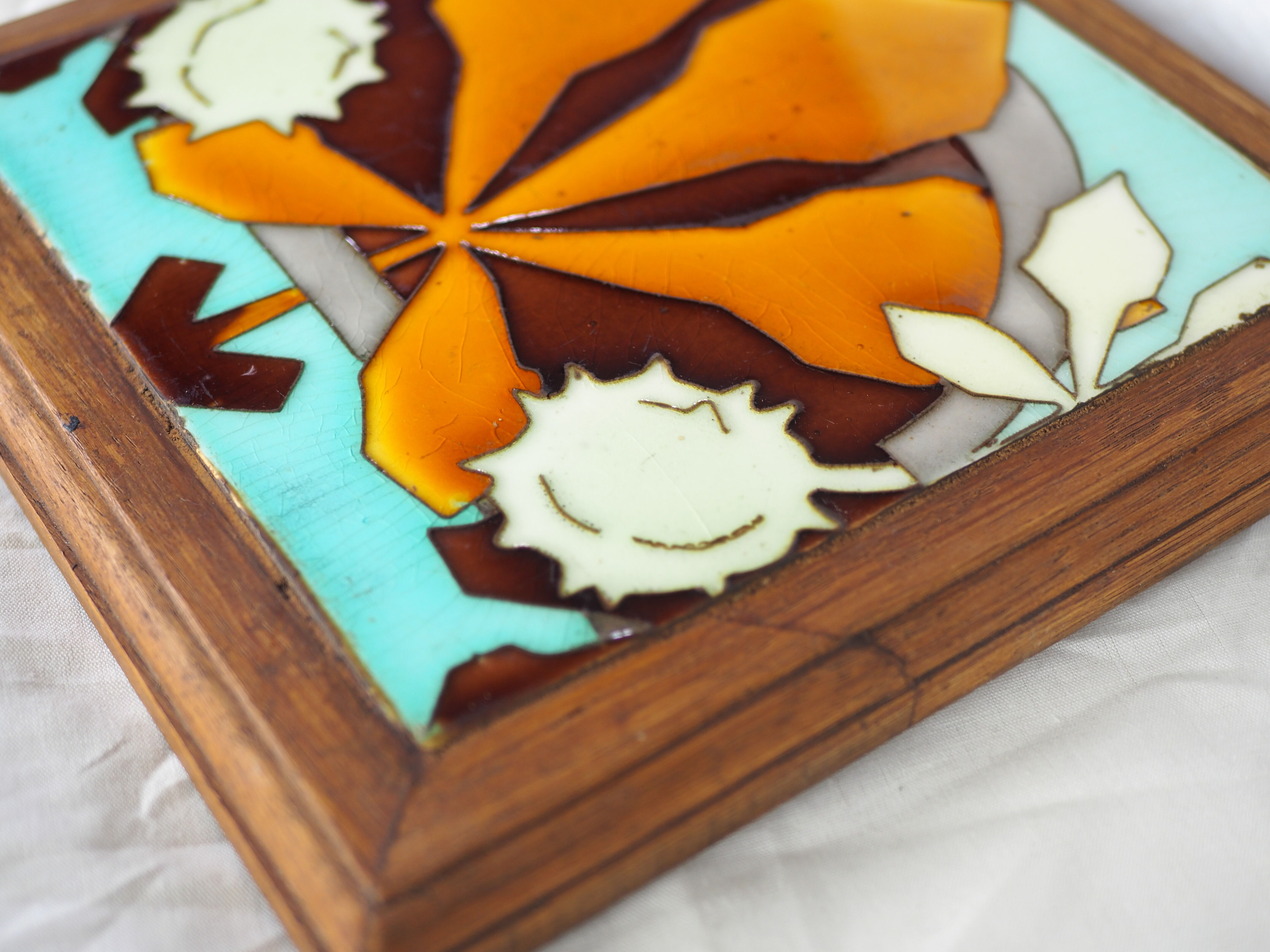 Leaf earthenware checkered underside and maronnier bug - autumn atmosphere - deb. XXth