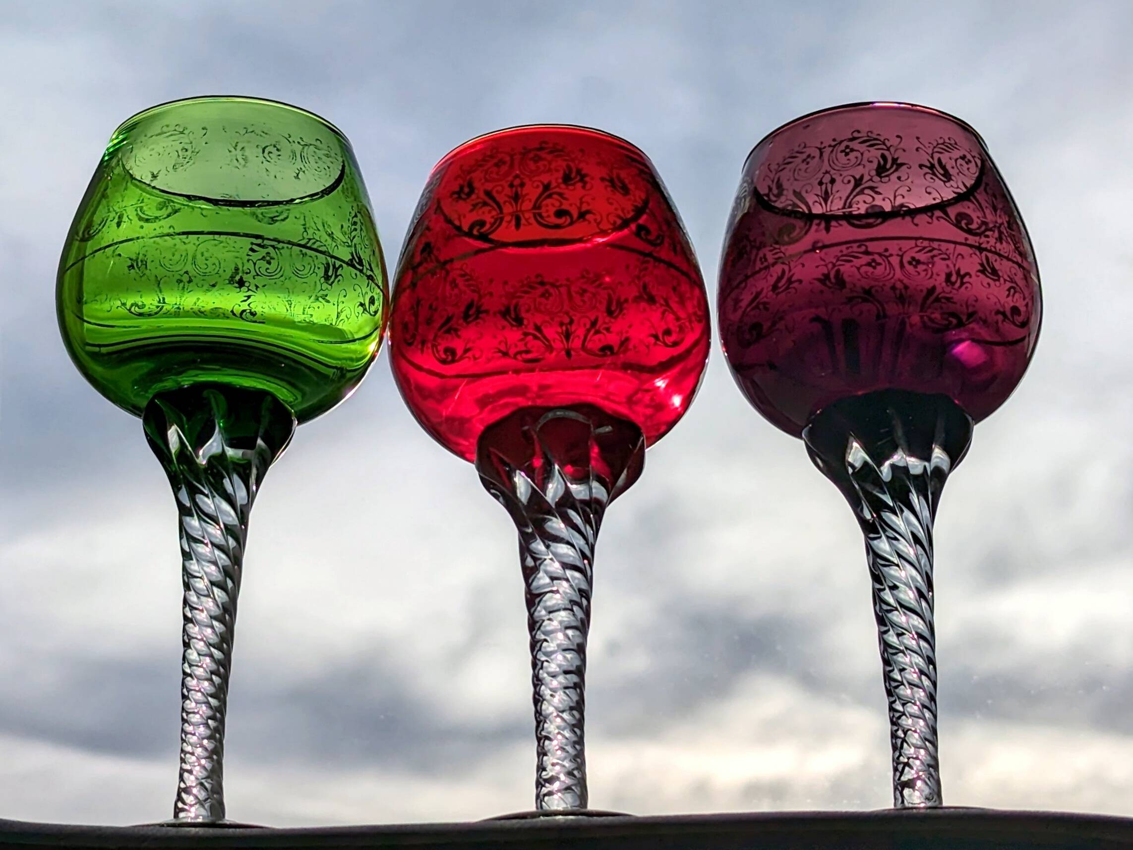 Set of 3 colored wine glasses - Ruby, red, green, gold and twisted foot