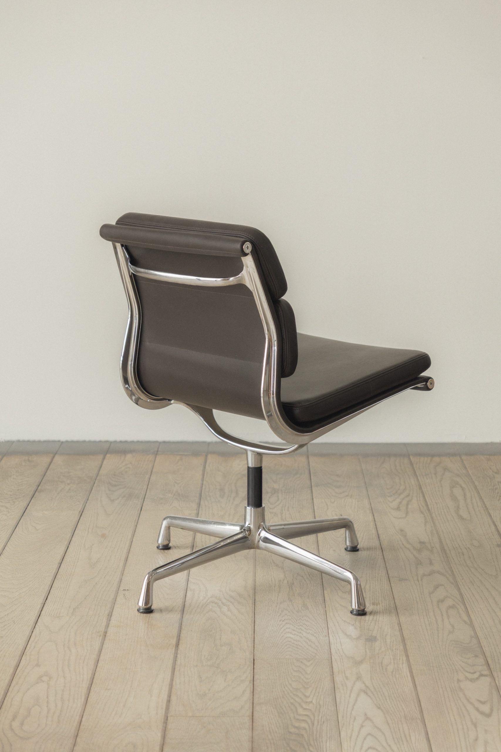 Soft Pad Chair EA 205
