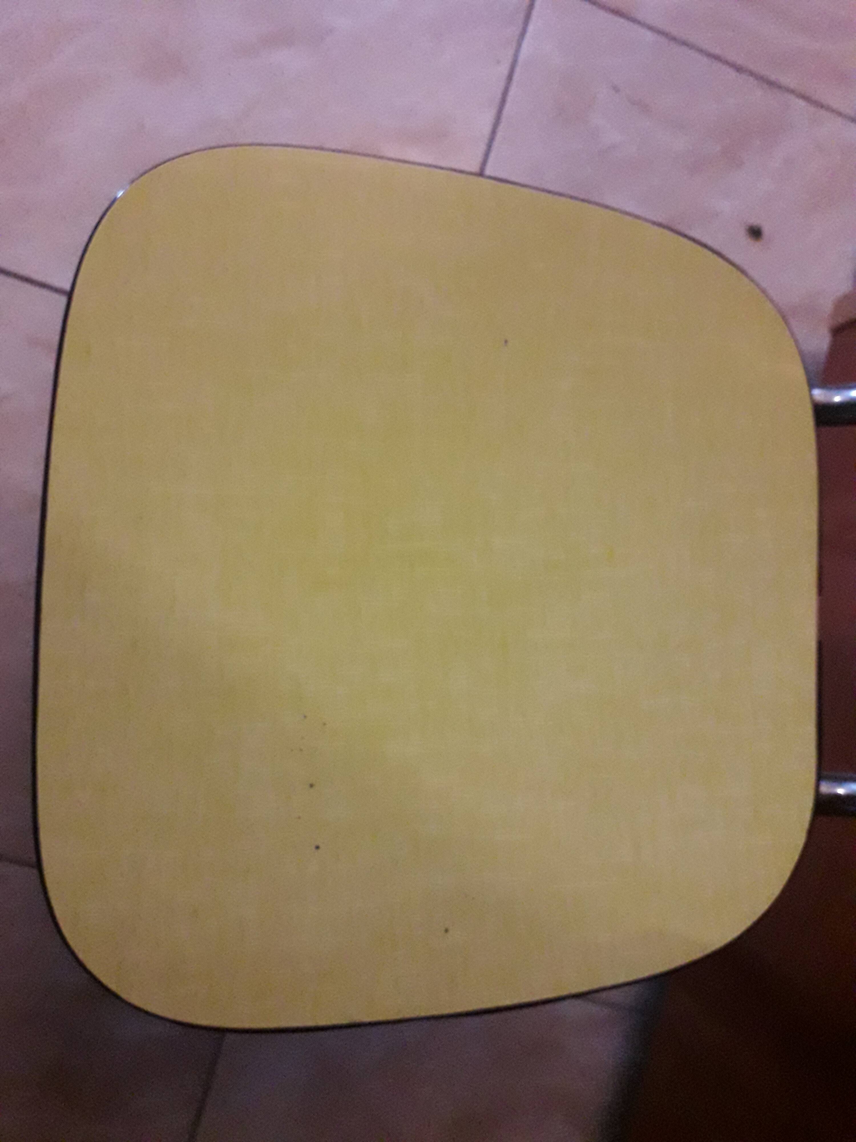 Paire de chaises en formica jaune  vintage