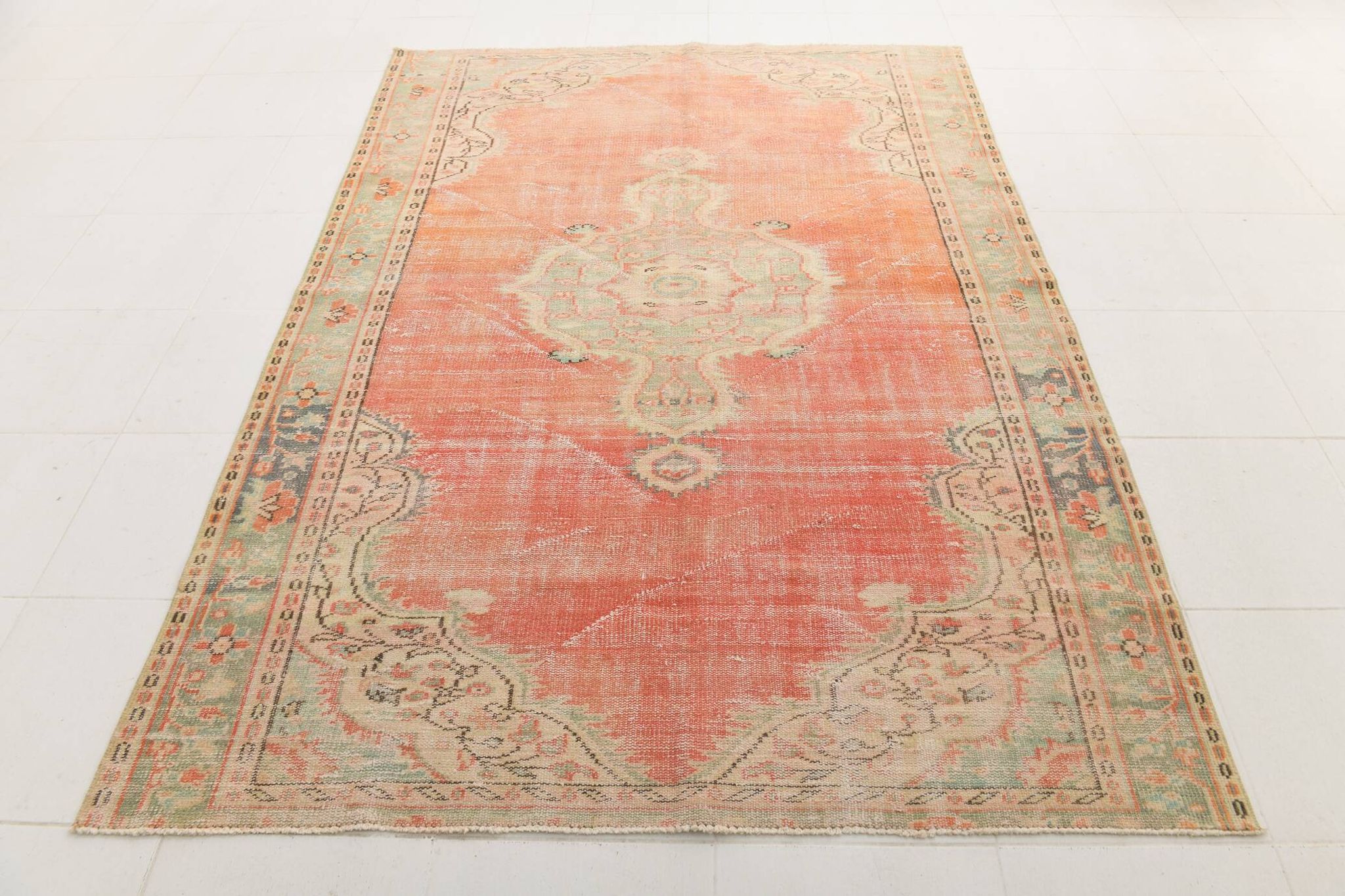 Tapis vintage rouge pâle
