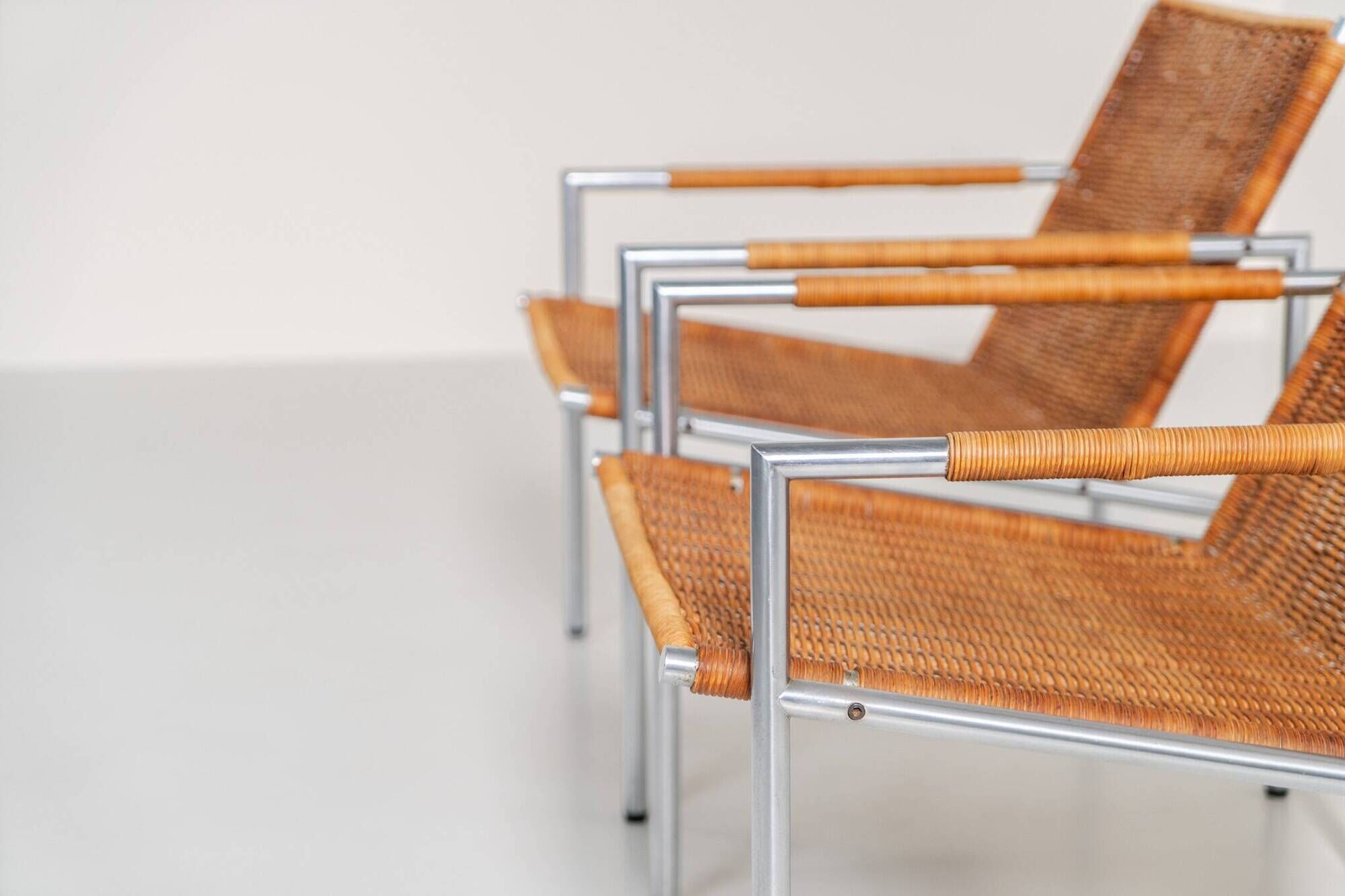 Early pair of modernist “SZ01” arm chairs by Martin Visser for Spectrum