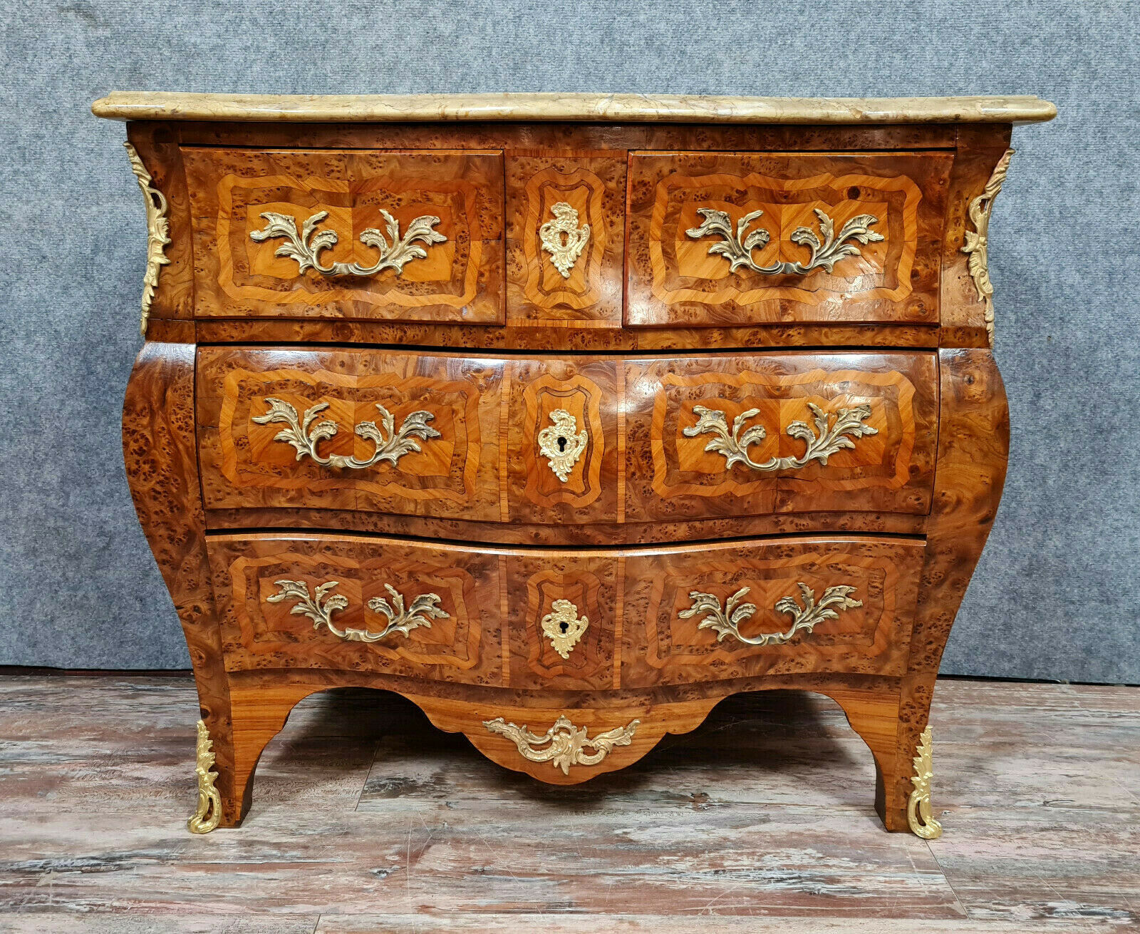 Commode galbée Louis XV en marquèterie de bois précieux vers 1900