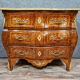 Commode galbée Louis XV en marquèterie de bois précieux vers 1900