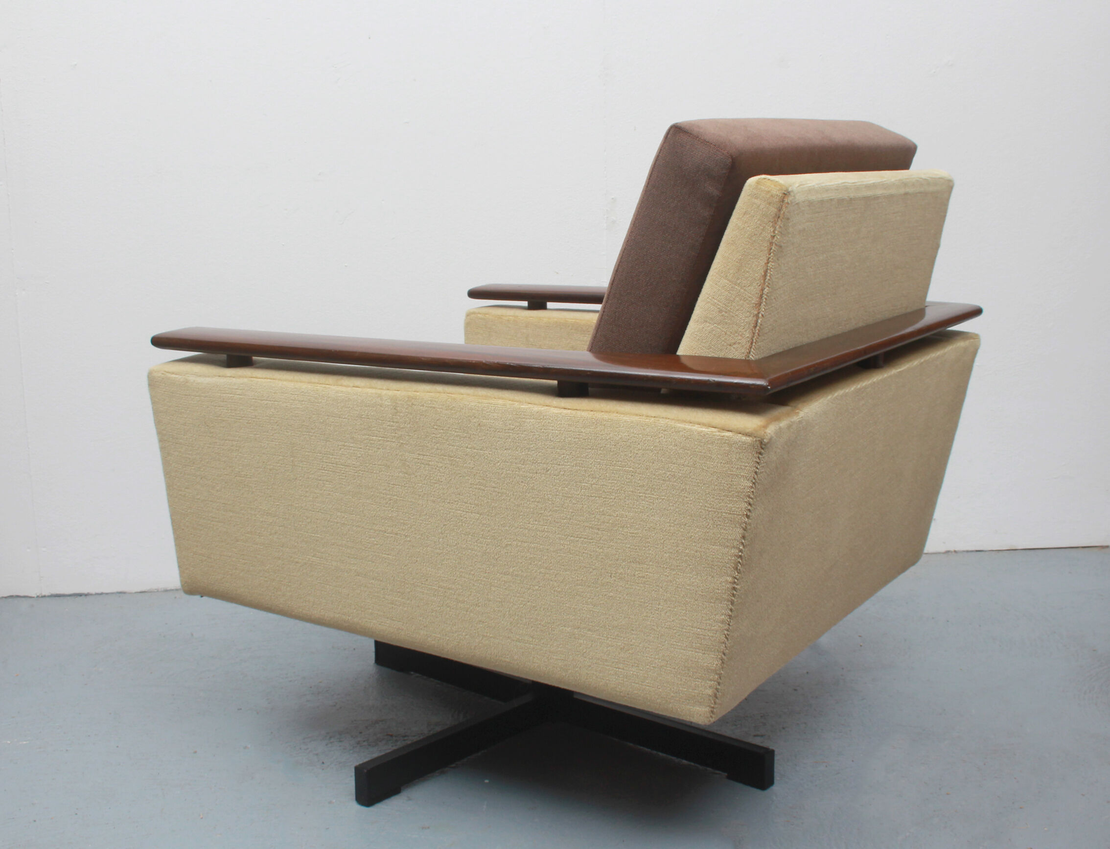 Fauteuil pivotant des années 1960 en mohair-velours