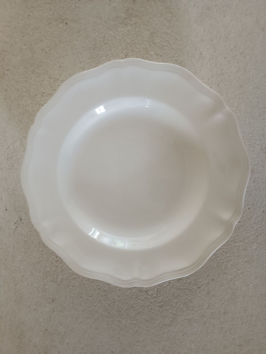 Set of 8 Sarreguemines ivory plates