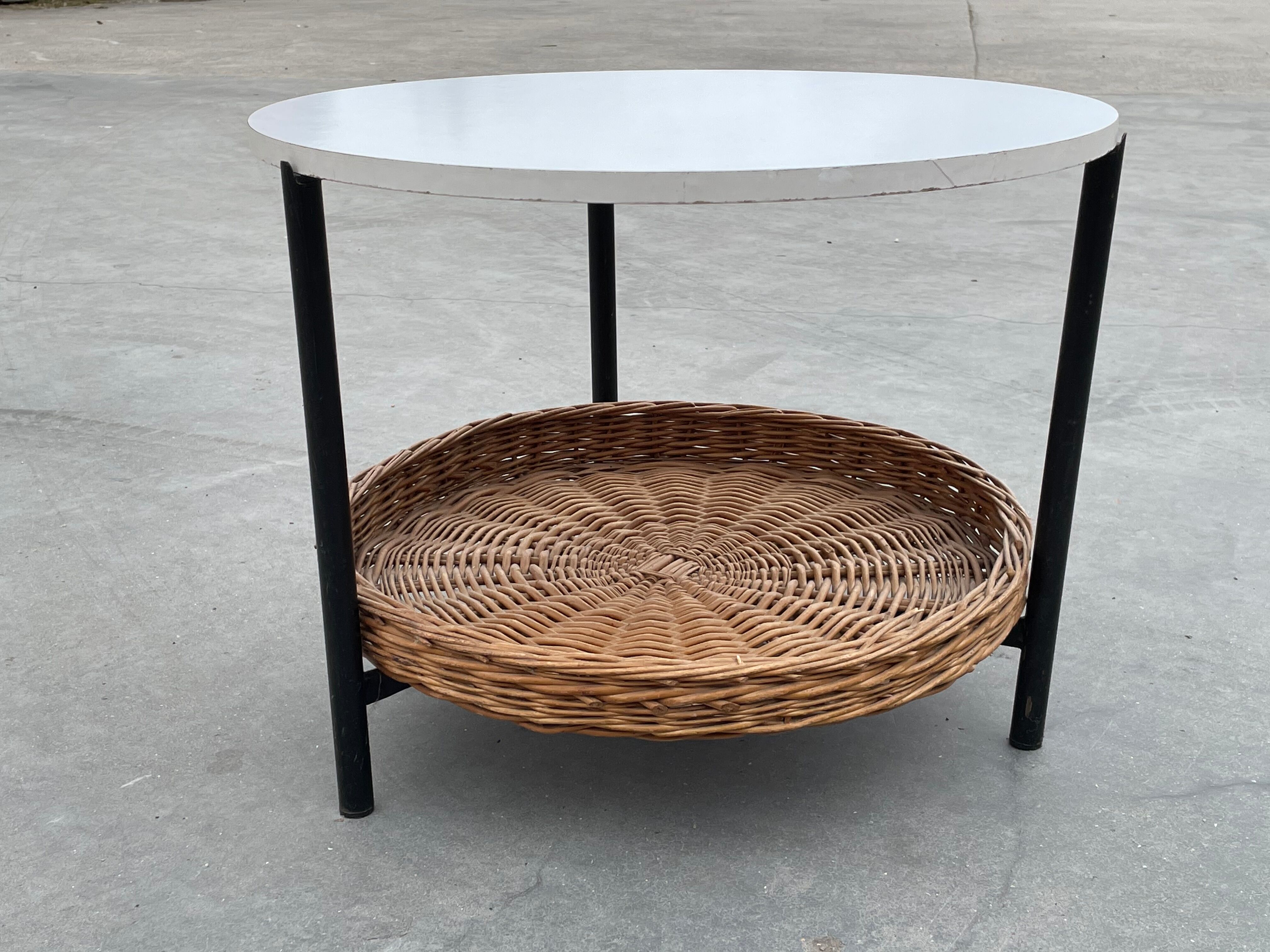 Modèle compact de table basse vintage avec panier de magazine