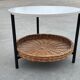 Modèle compact de table basse vintage avec panier de magazine