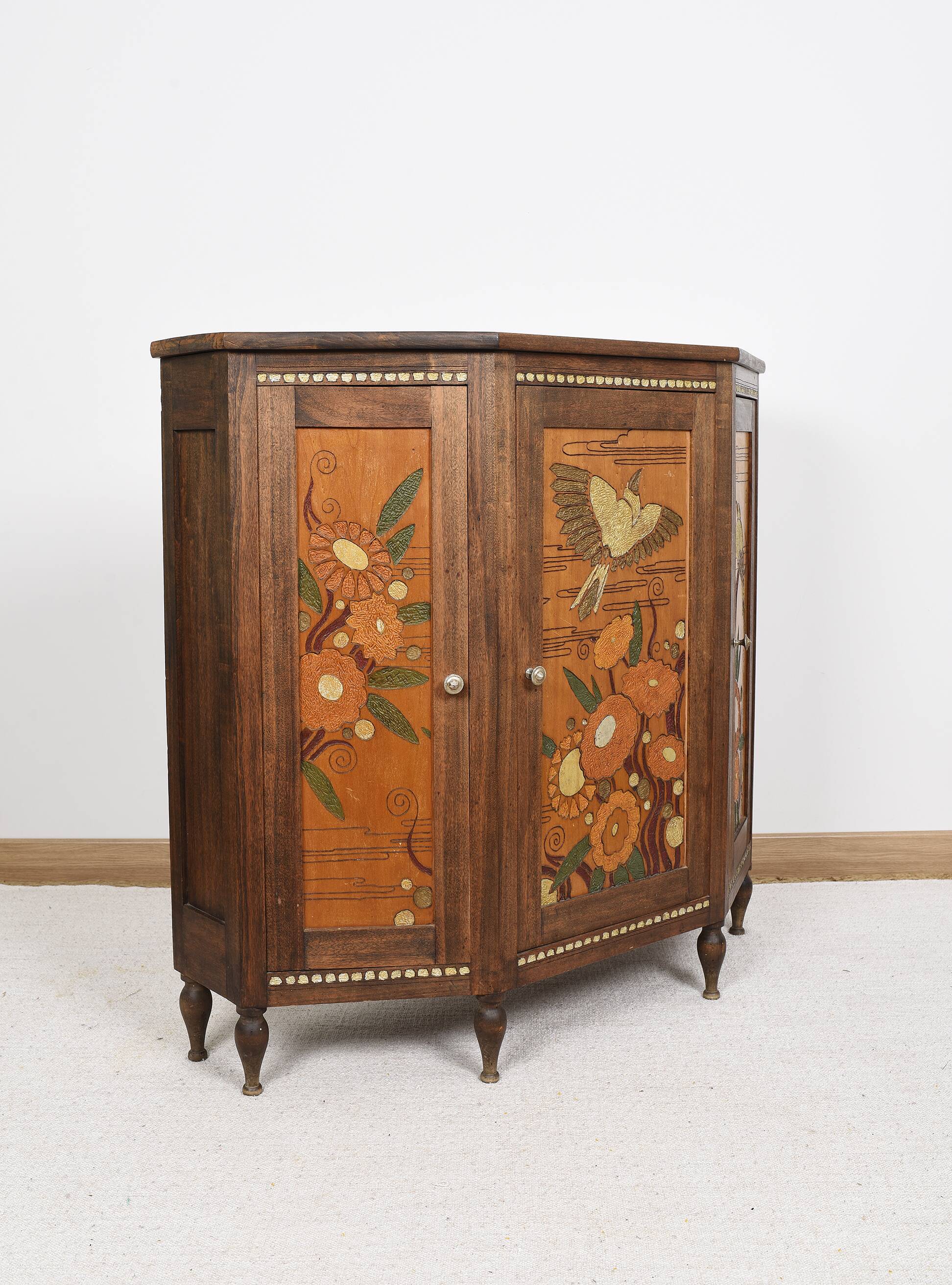 Buffet ou armoire d'angle, à 3 faces, en bois massif, sculpté et peint.