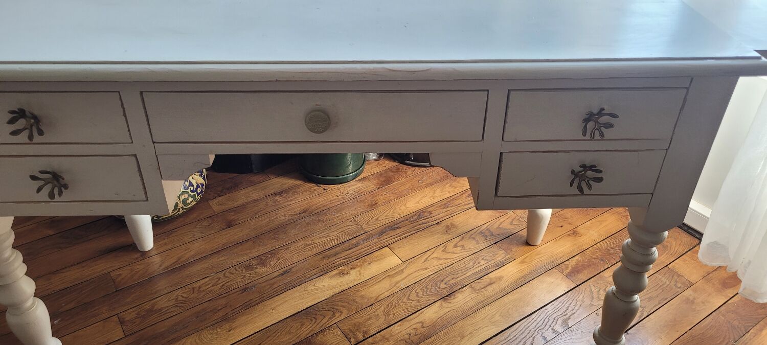 Wooden desk in Provençal style