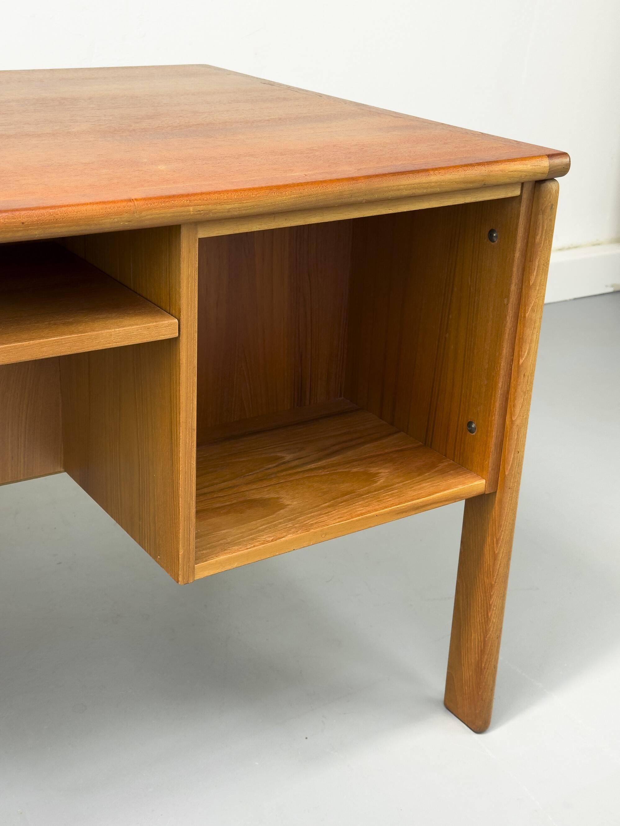 Bureau danois en teck avec porte et tiroirs par Bornholm, années 1970