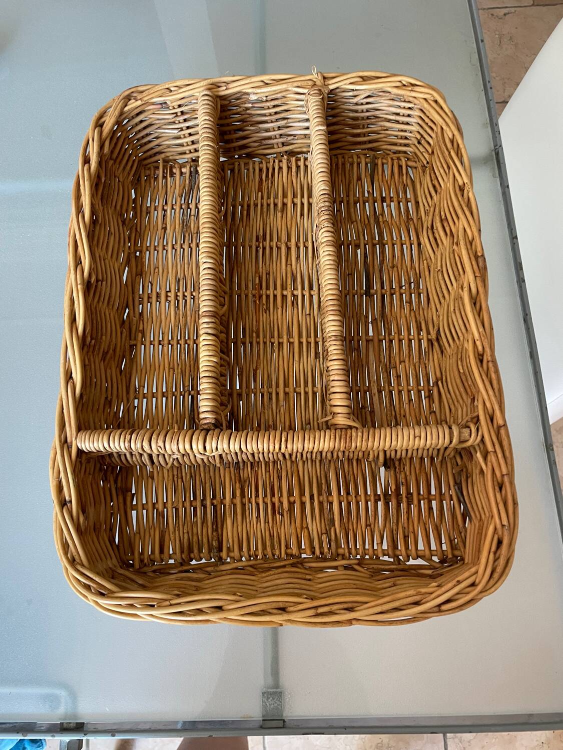 Cutlery storage basket