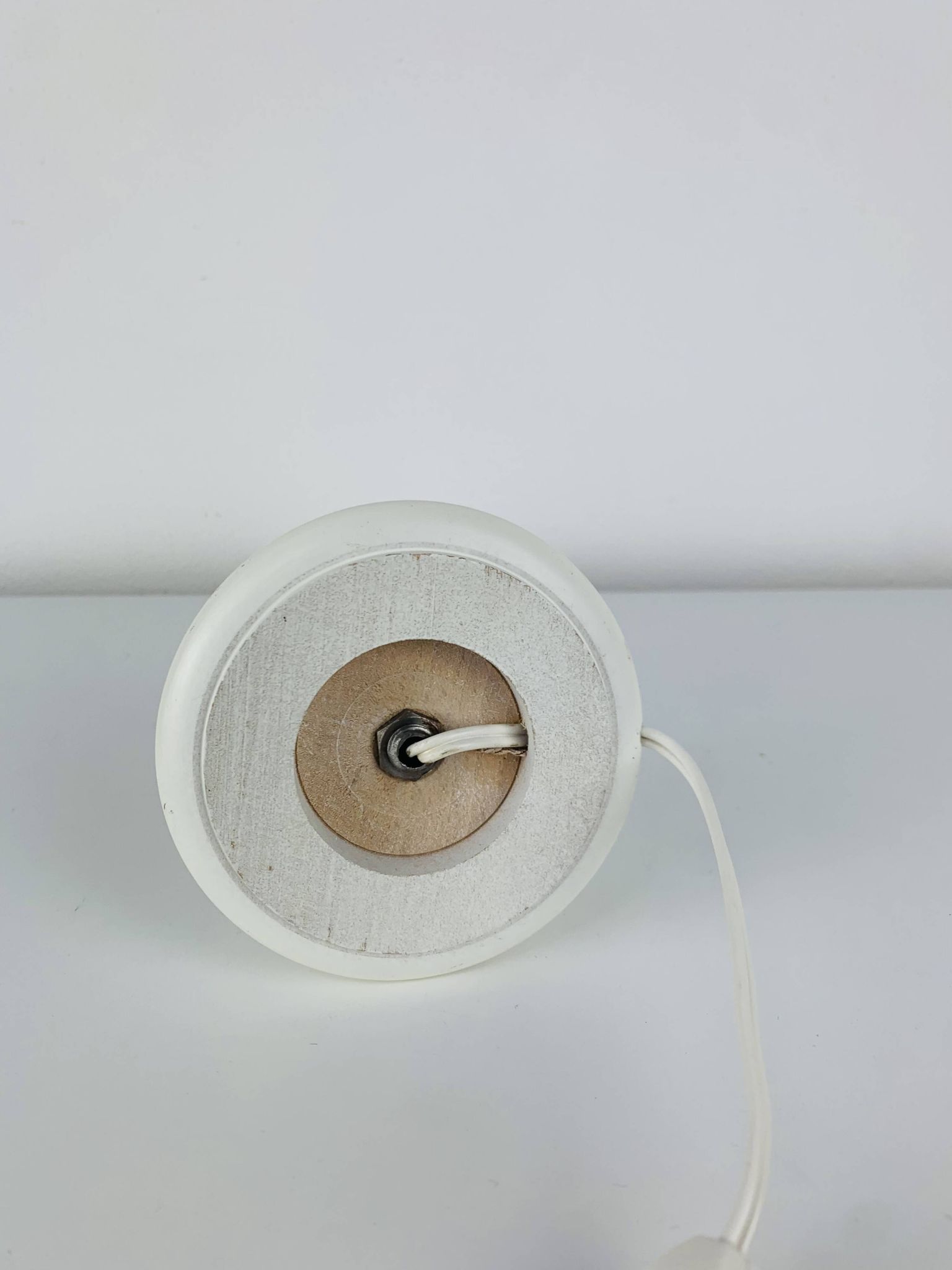 Lampe en bois tourné blanc, abat-jour en rotin, années 60