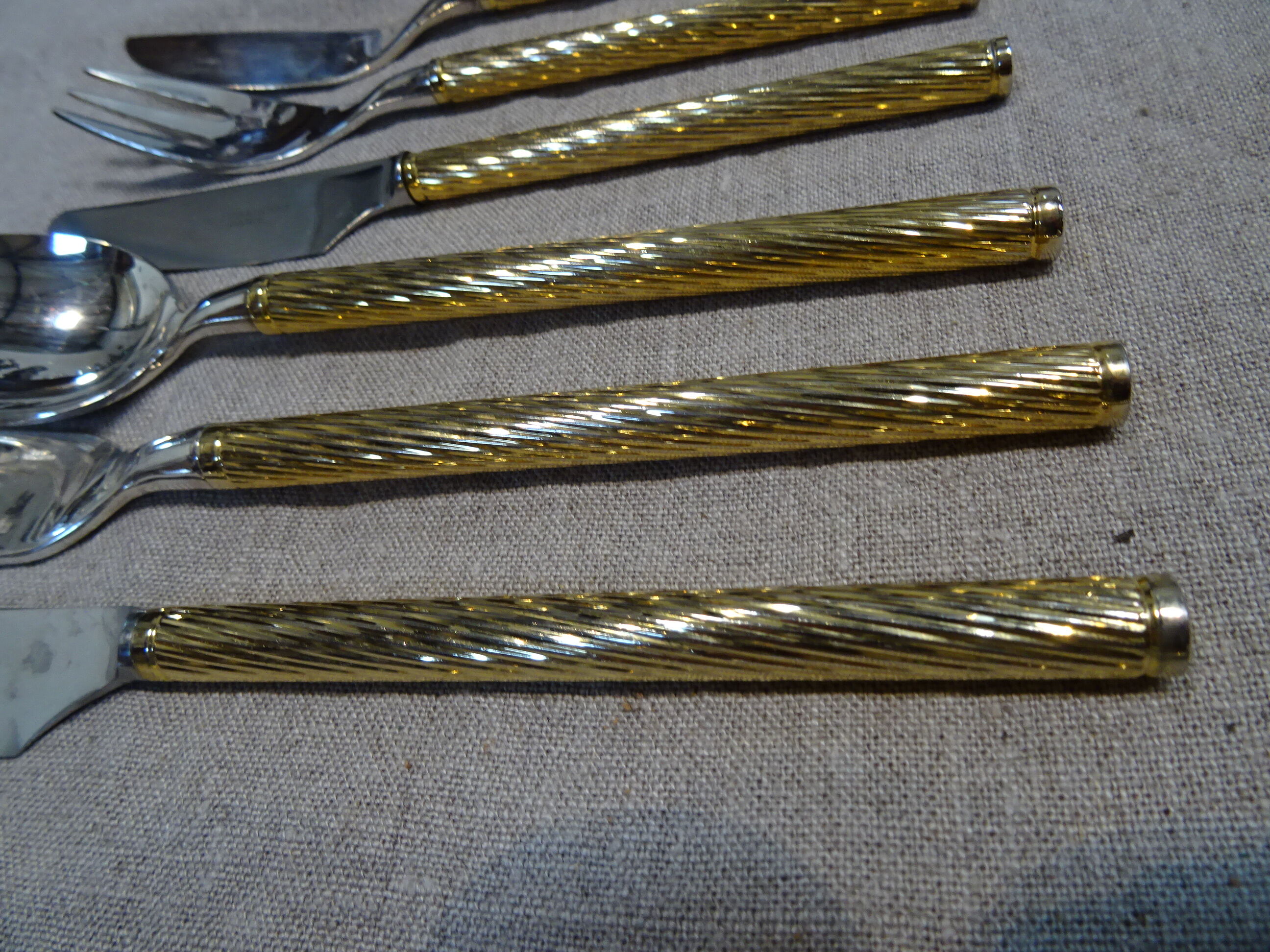 Housewife in silver and gold metal 104 cutlery