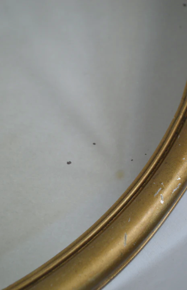 Oval mirror in gilded wood