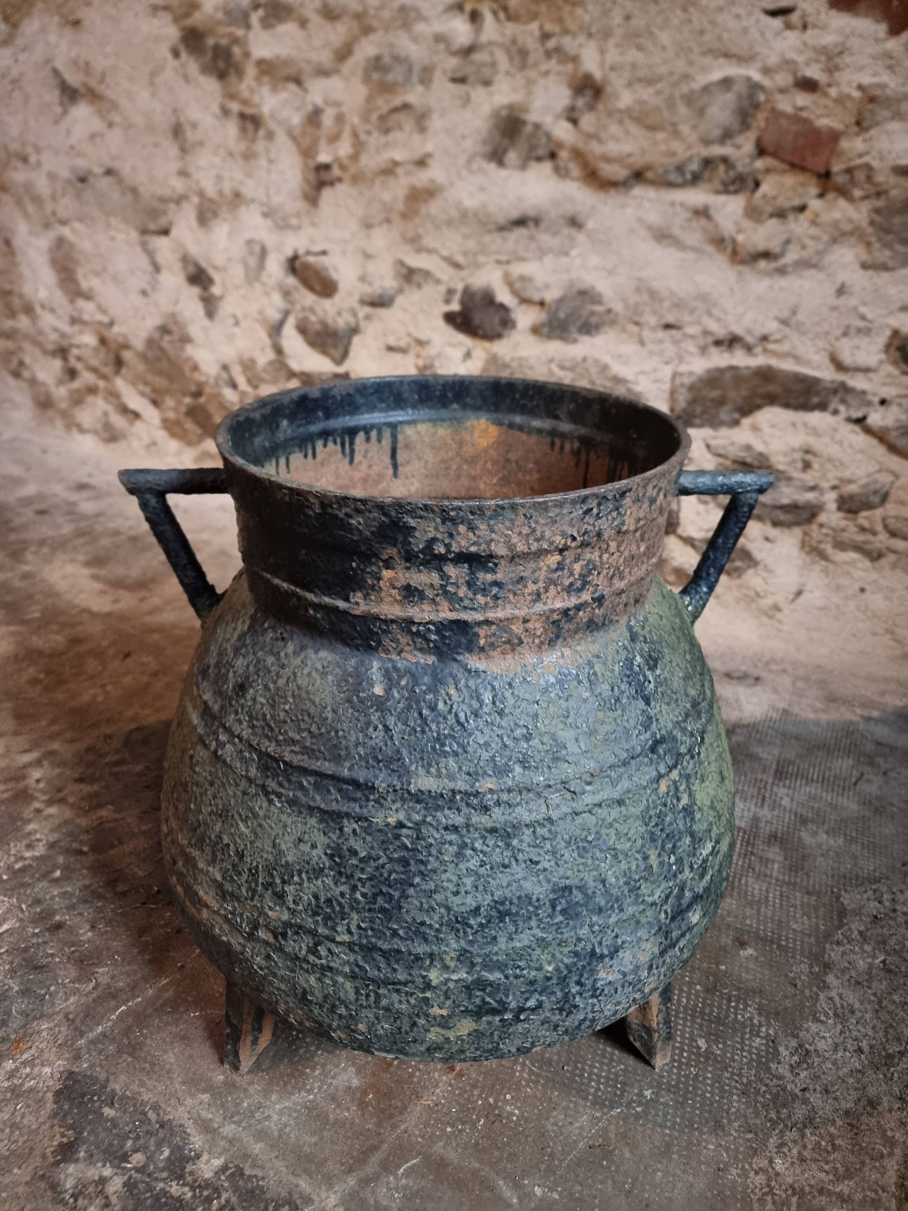 Ensemble d'anciens pots en fonte (chaudrons), France, 1880–1900