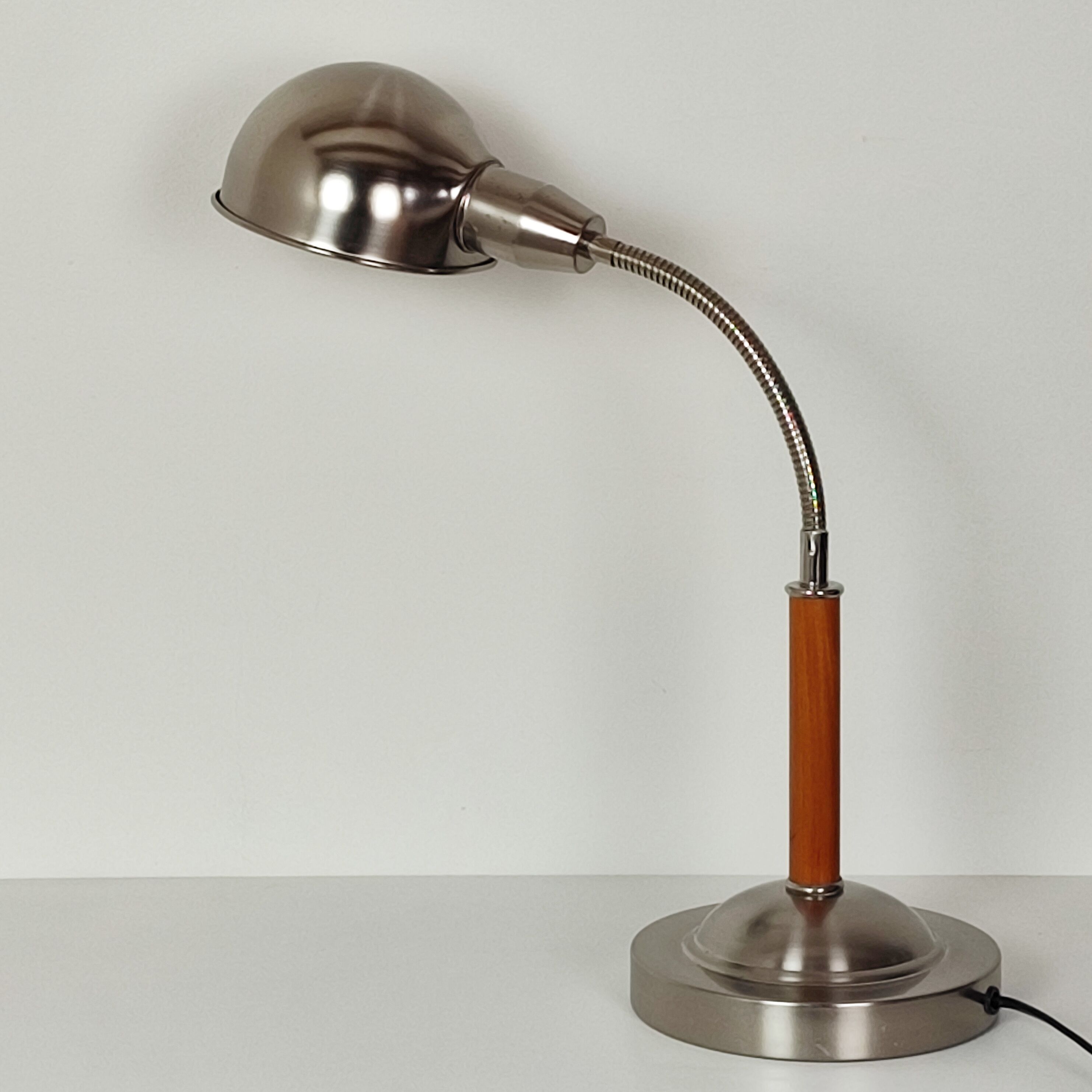 Articulated desk lamp