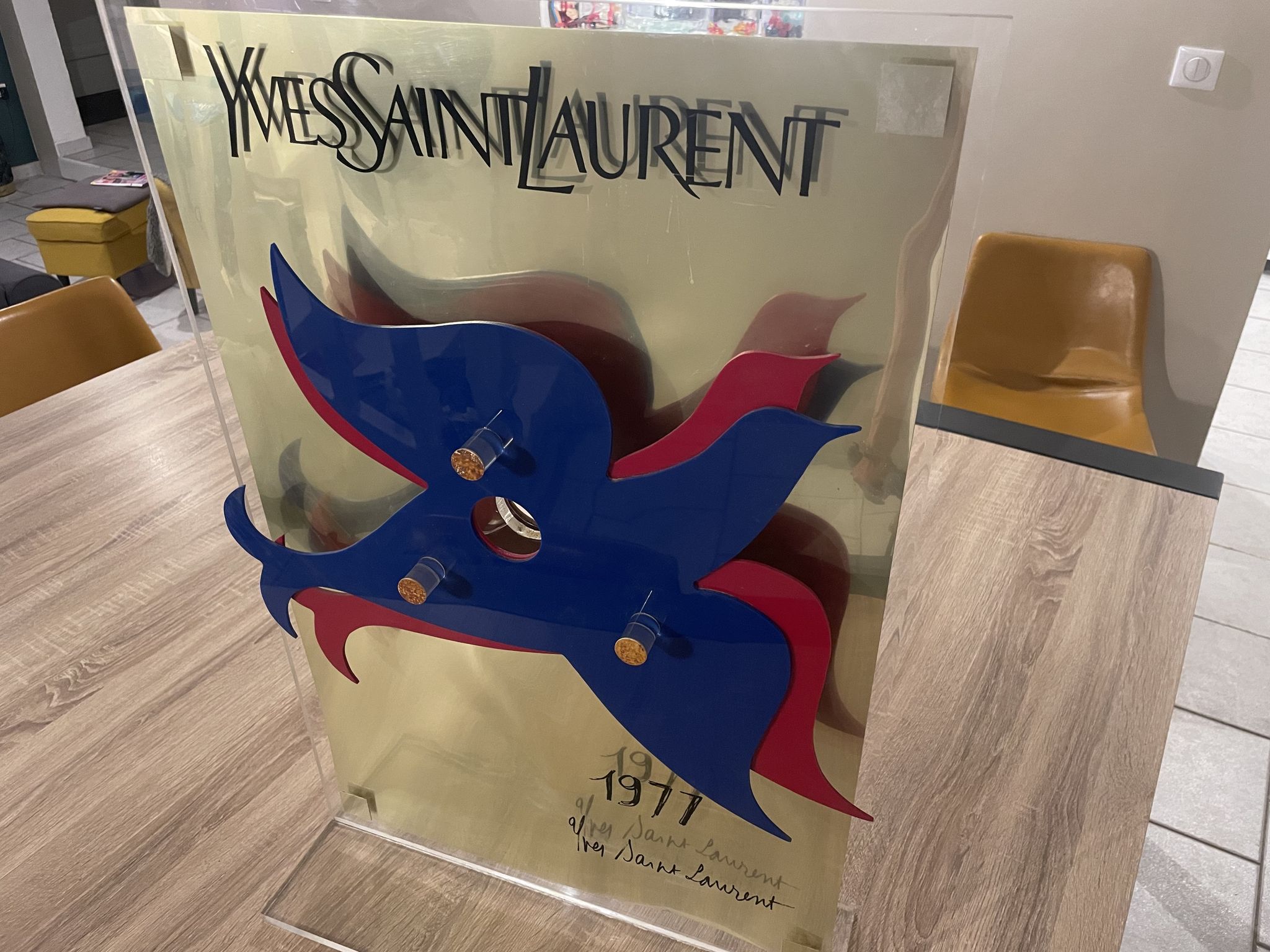 Présentoir Yves Saint Laurent 70s