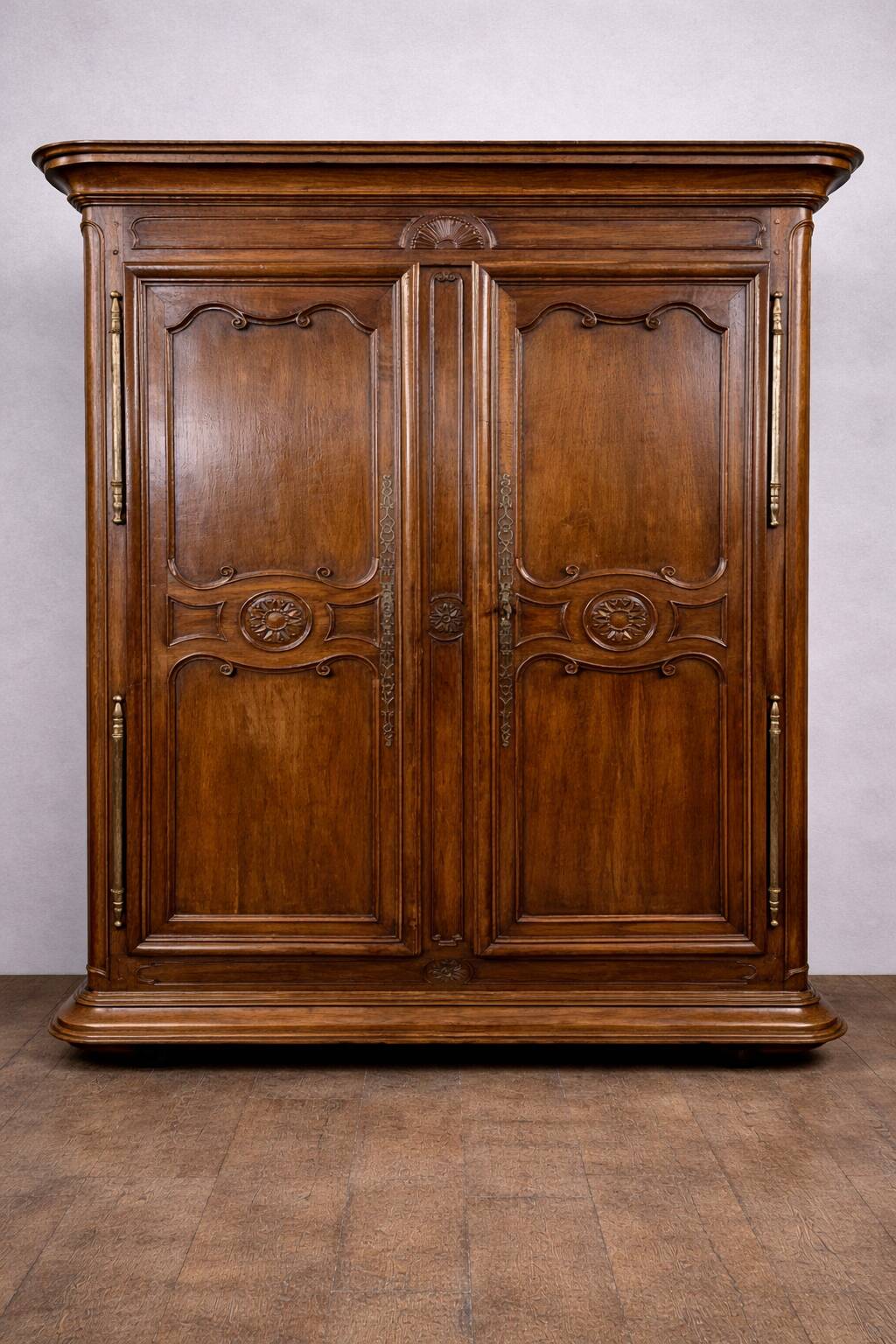 Importante armoire d’époque Louis XV, en noyer massif richement mouluré