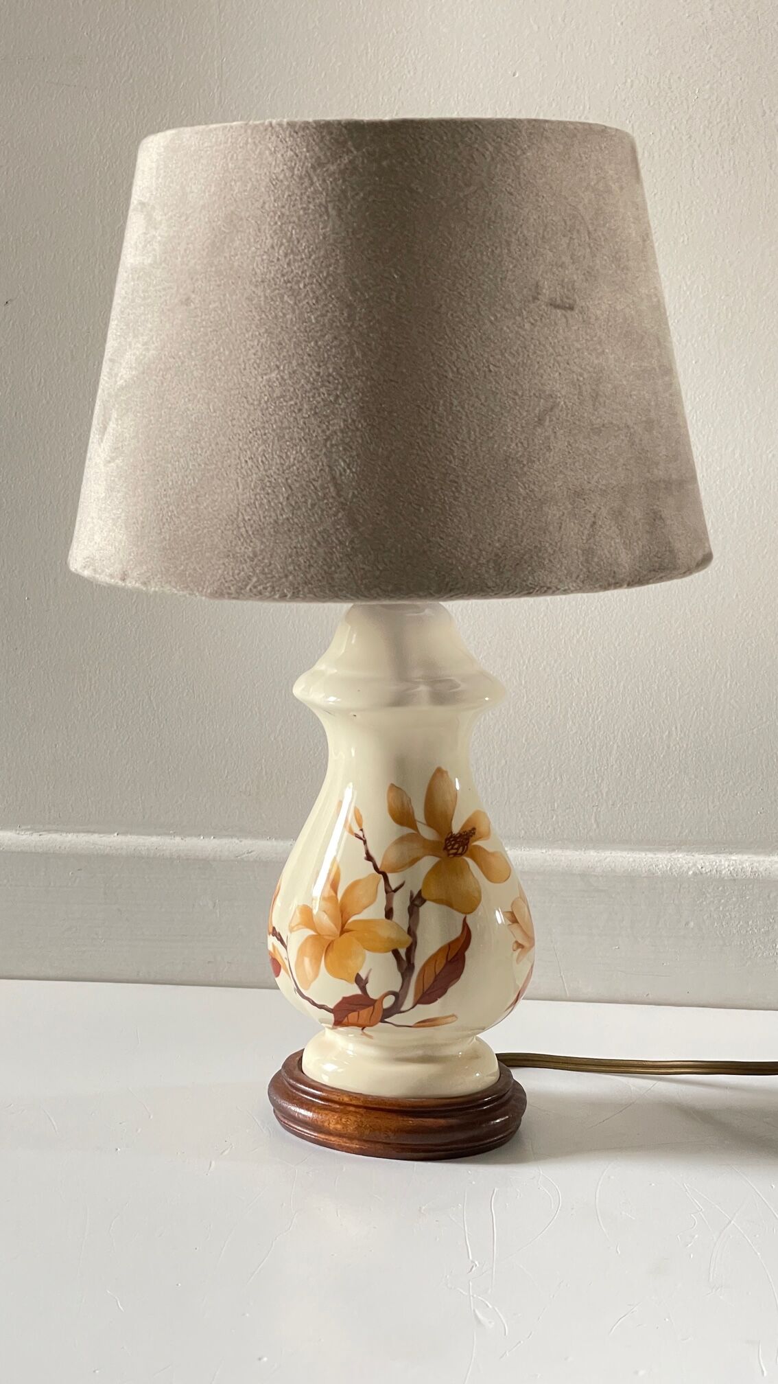 Lamp with vintage ceramic and velvet magnolias