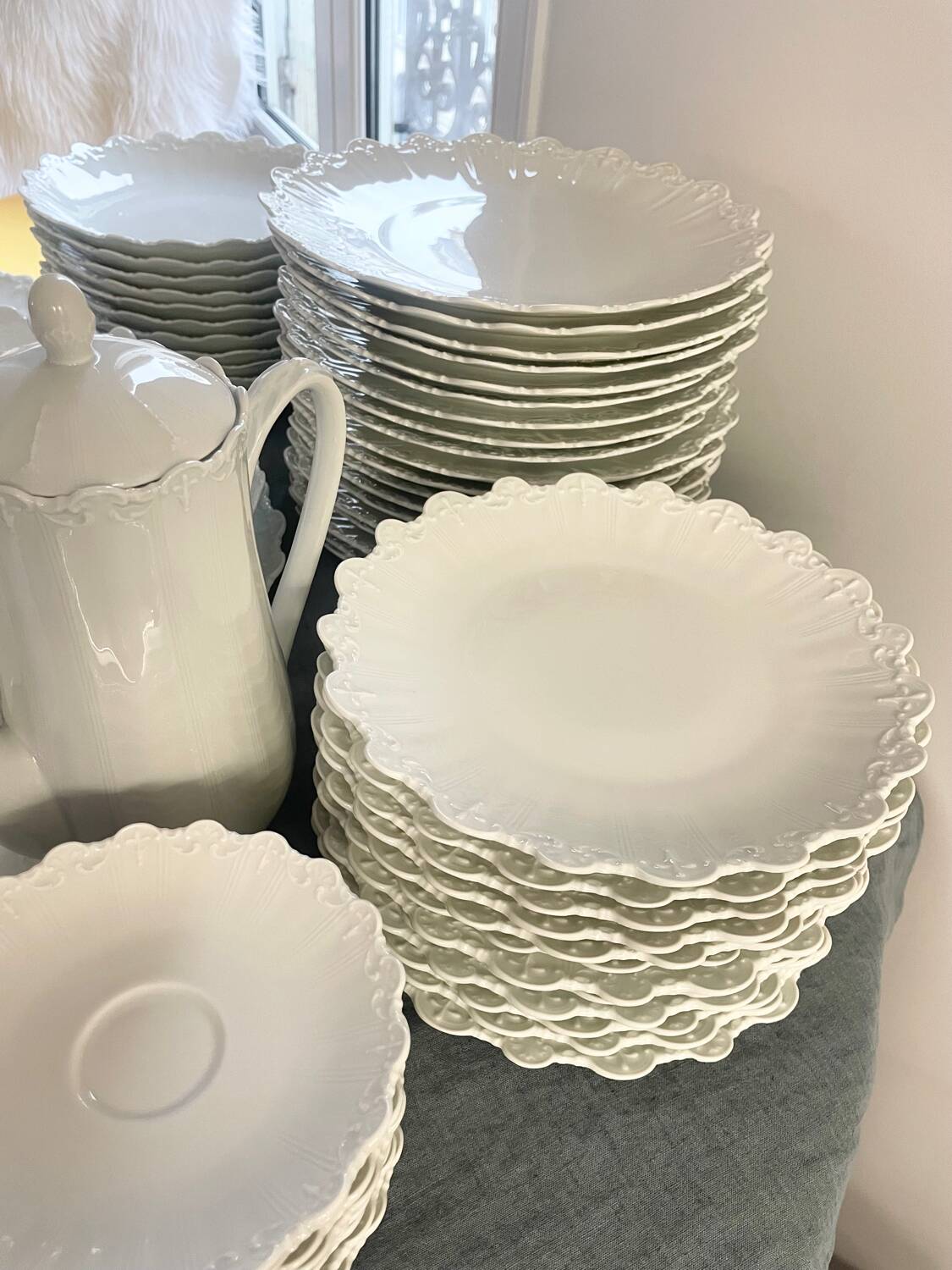 Prestigious 62-piece dinnerware set in vintage 70's Limoges white porcelain by Raynaud