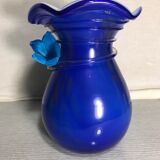 Vase ancien en verre multicouche bleu décor fleur soufflé col corolle vintage