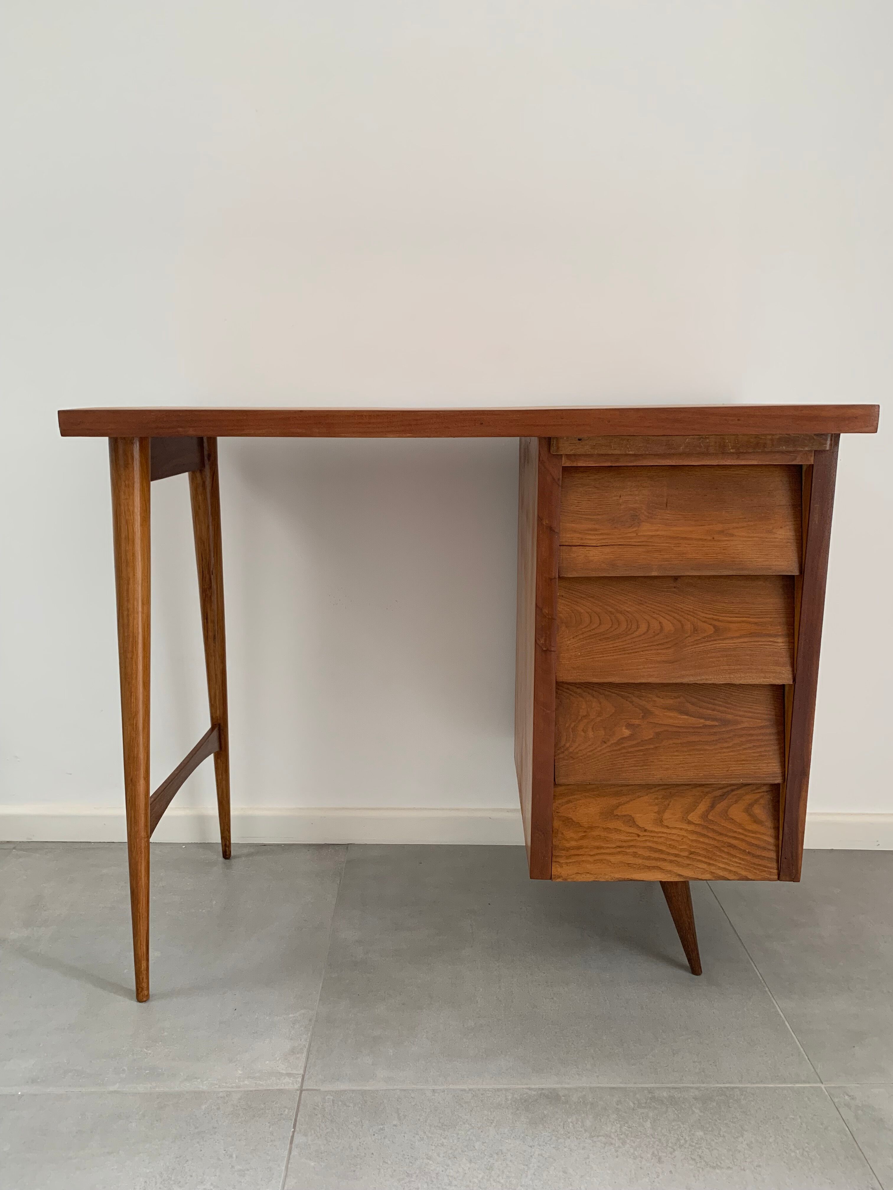 Desk with tapered feet