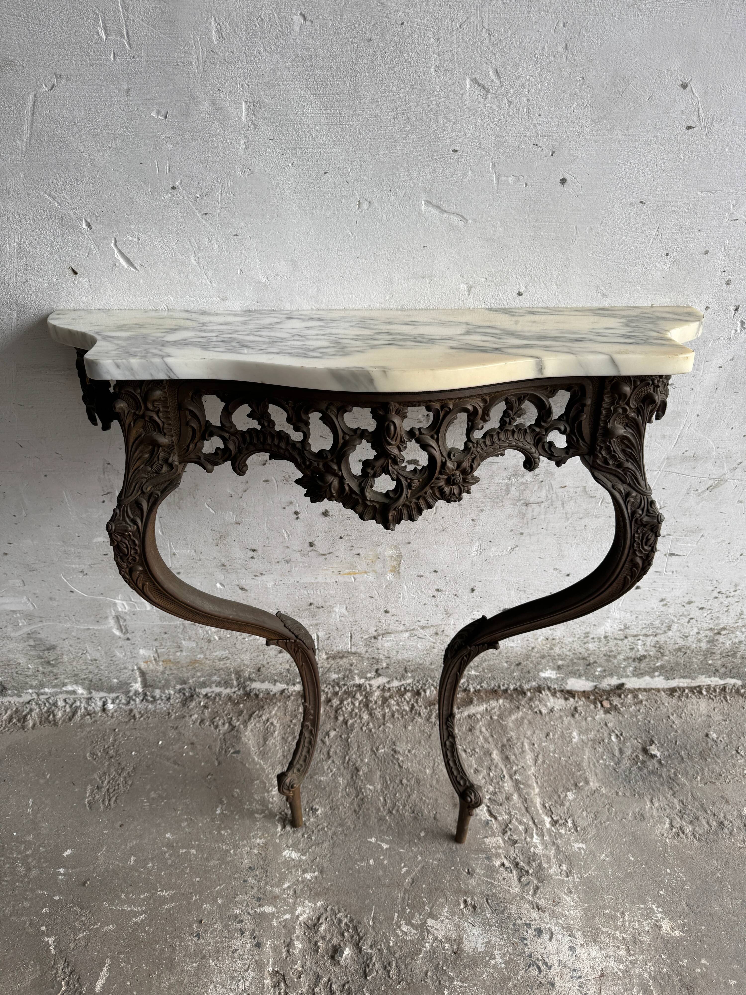 Victorian half-moon console table in brown metal with white veined marble top