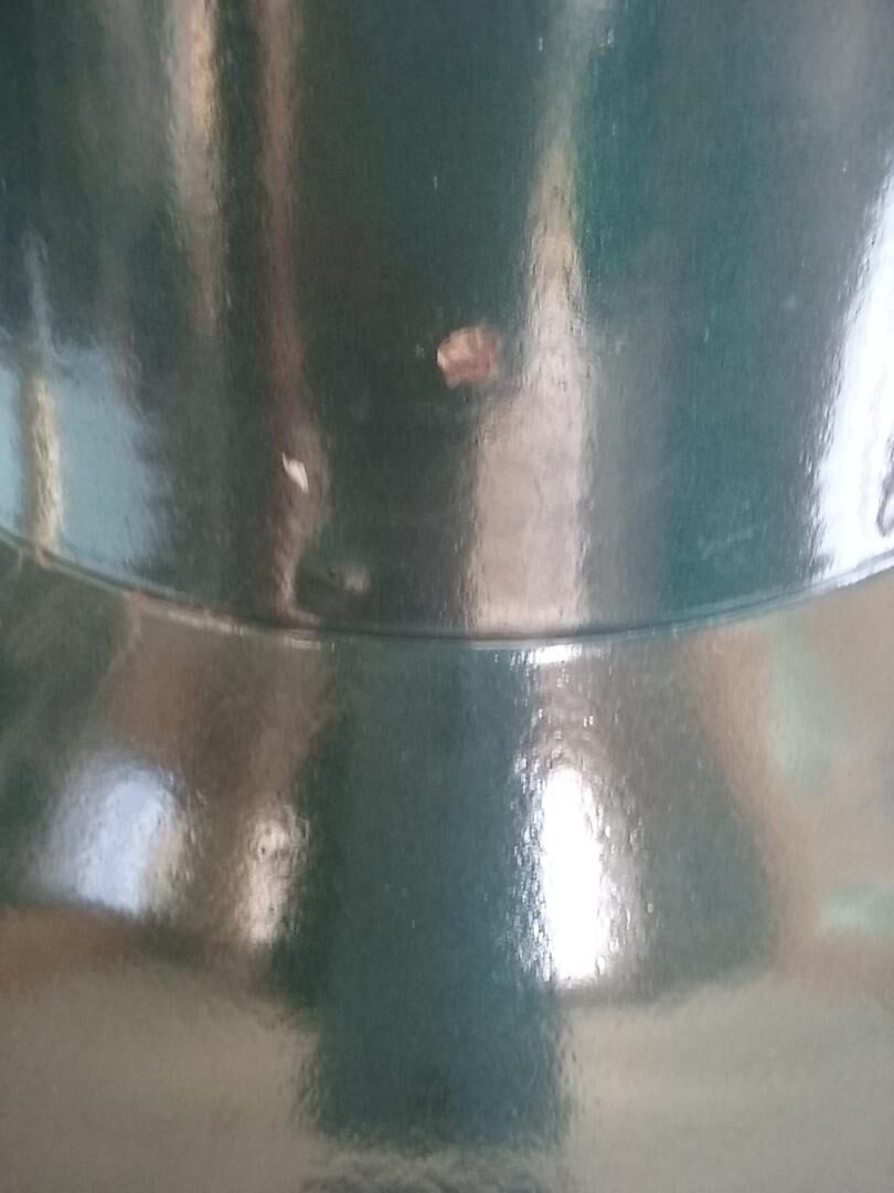 Industrial-type reflector in enamelled sheet metal