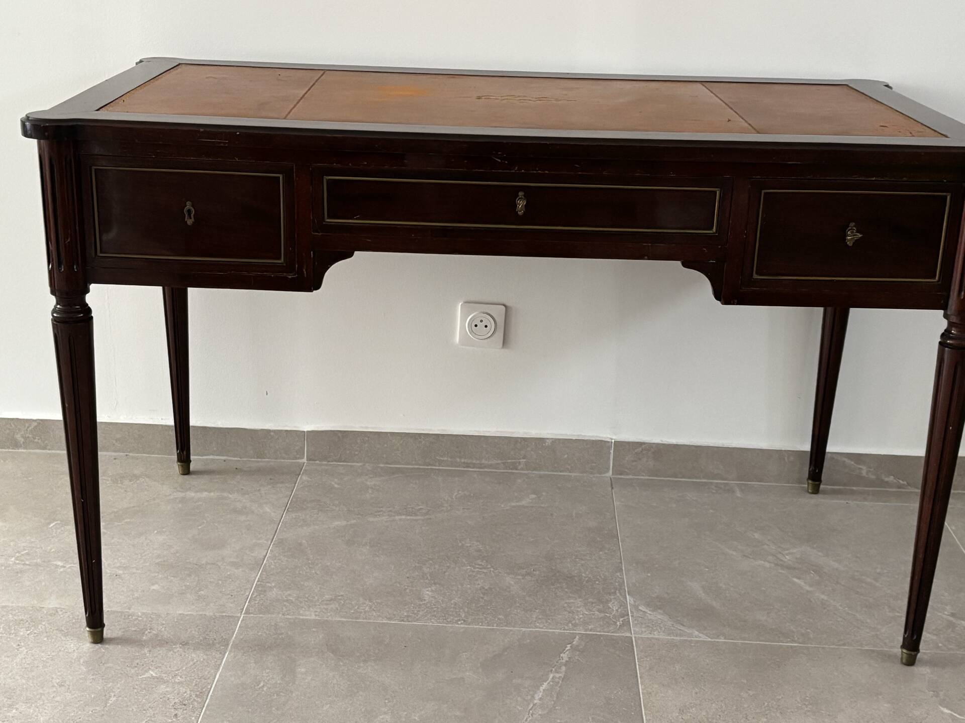 Bureau style Empire en acajou et cuir doré