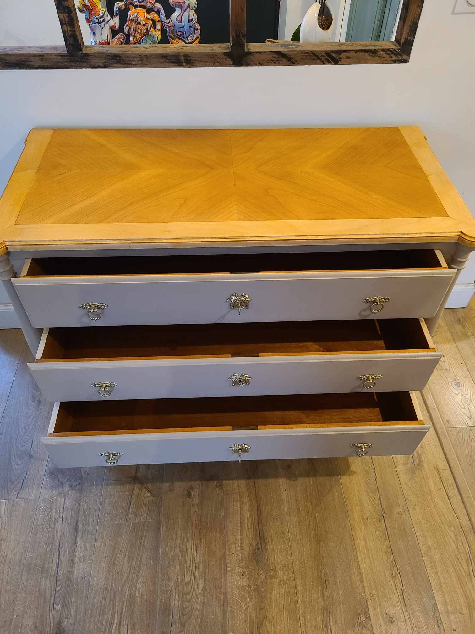 Commode en bois peint
