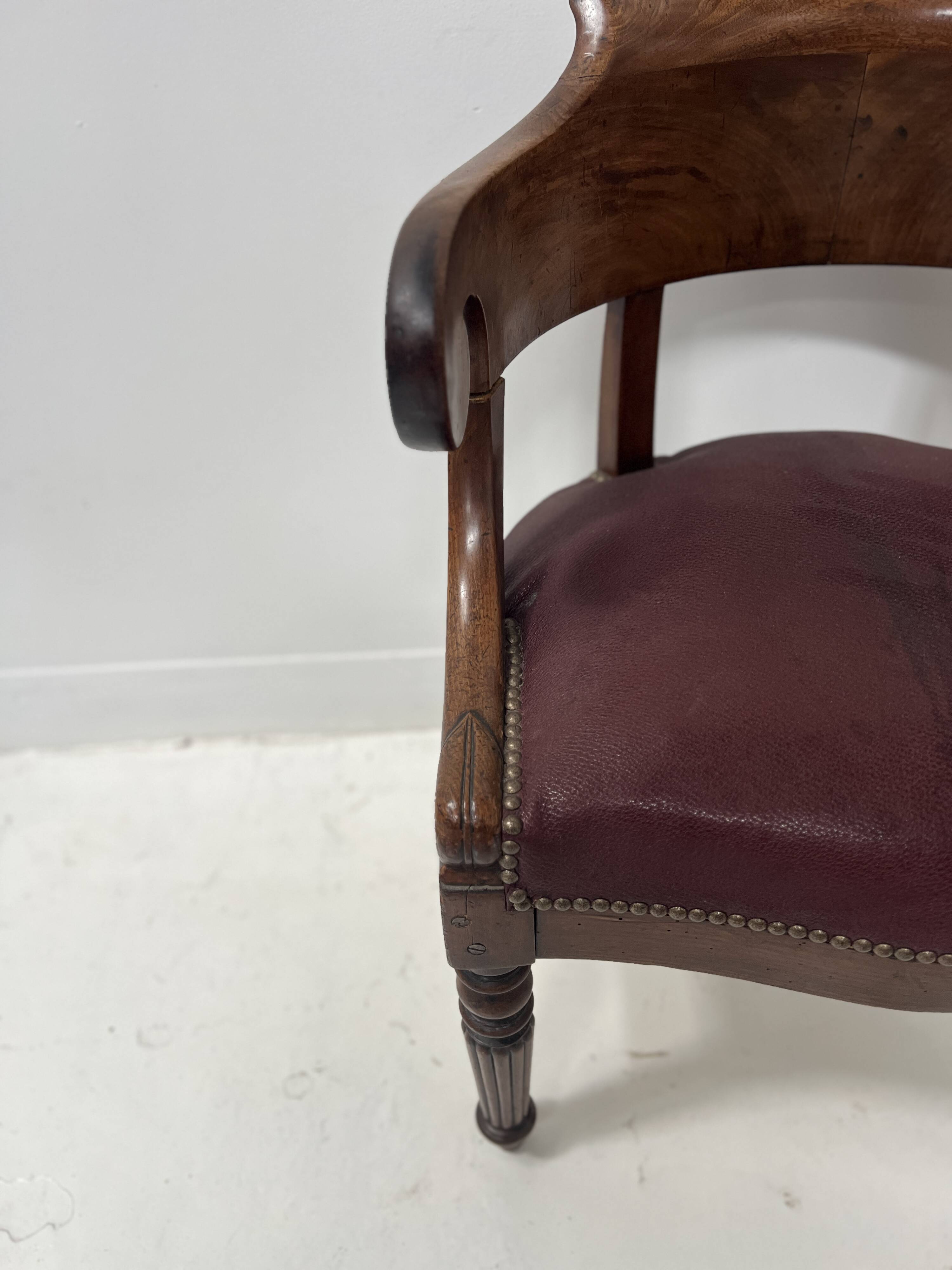 Fauteuil de bureau de style Empire en acajou et placage XIX siècle