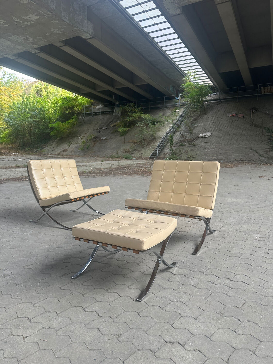 Set of 2 armchairs and ottoman Barcelona-Alivar-80’s