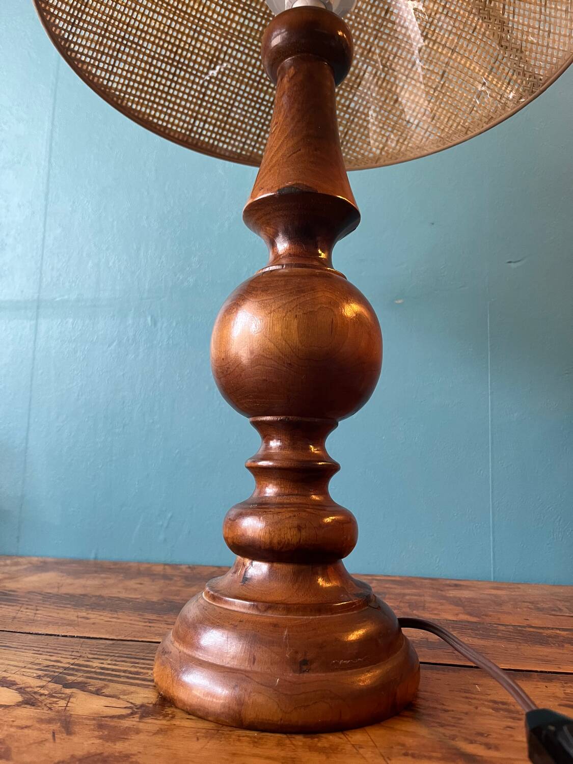 Wooden foot table lamp