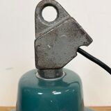 Lampe d’usine en émail vert industriel avec plateau en fonte, années 1960