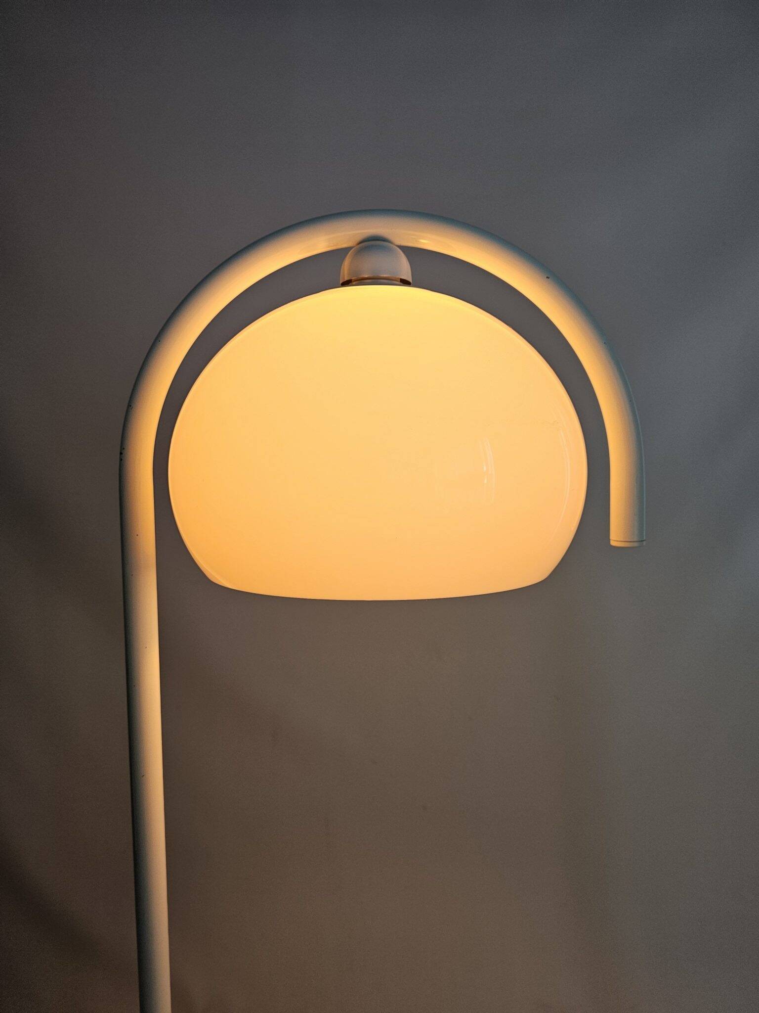 Lampadaire en métal blanc et plastique style futuriste