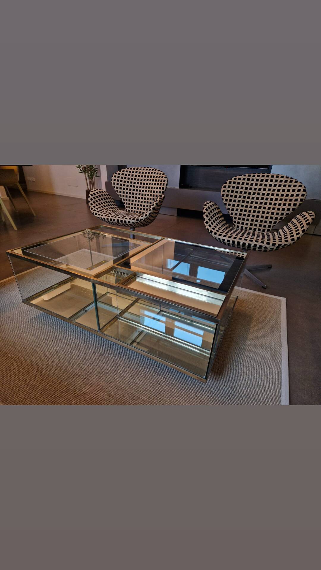 Table basse en cristal italien avec des détails en laiton et bar kart.