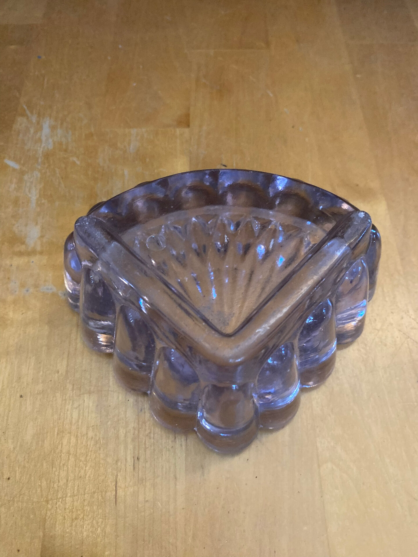 Vide poche ancien en verre moulé rose