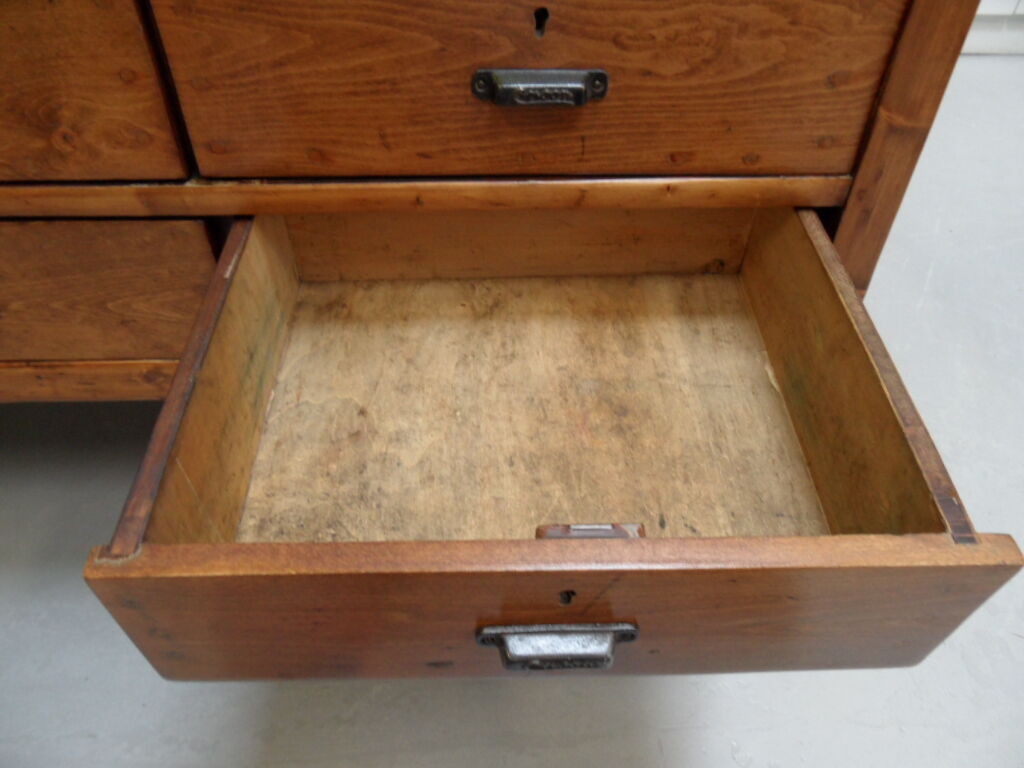 Industrial workshop cabinet