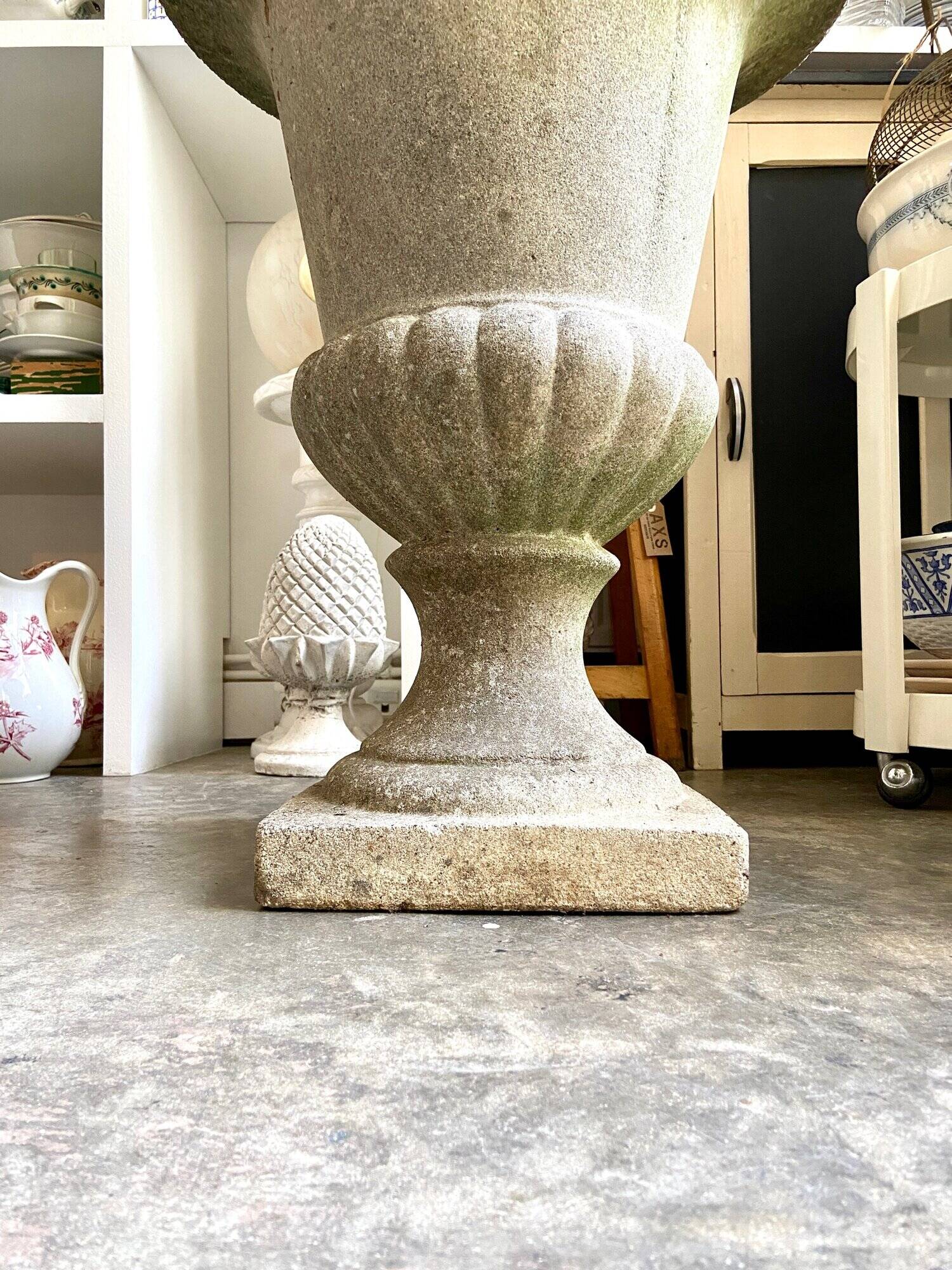 Medici pot in beige reconstituted stone