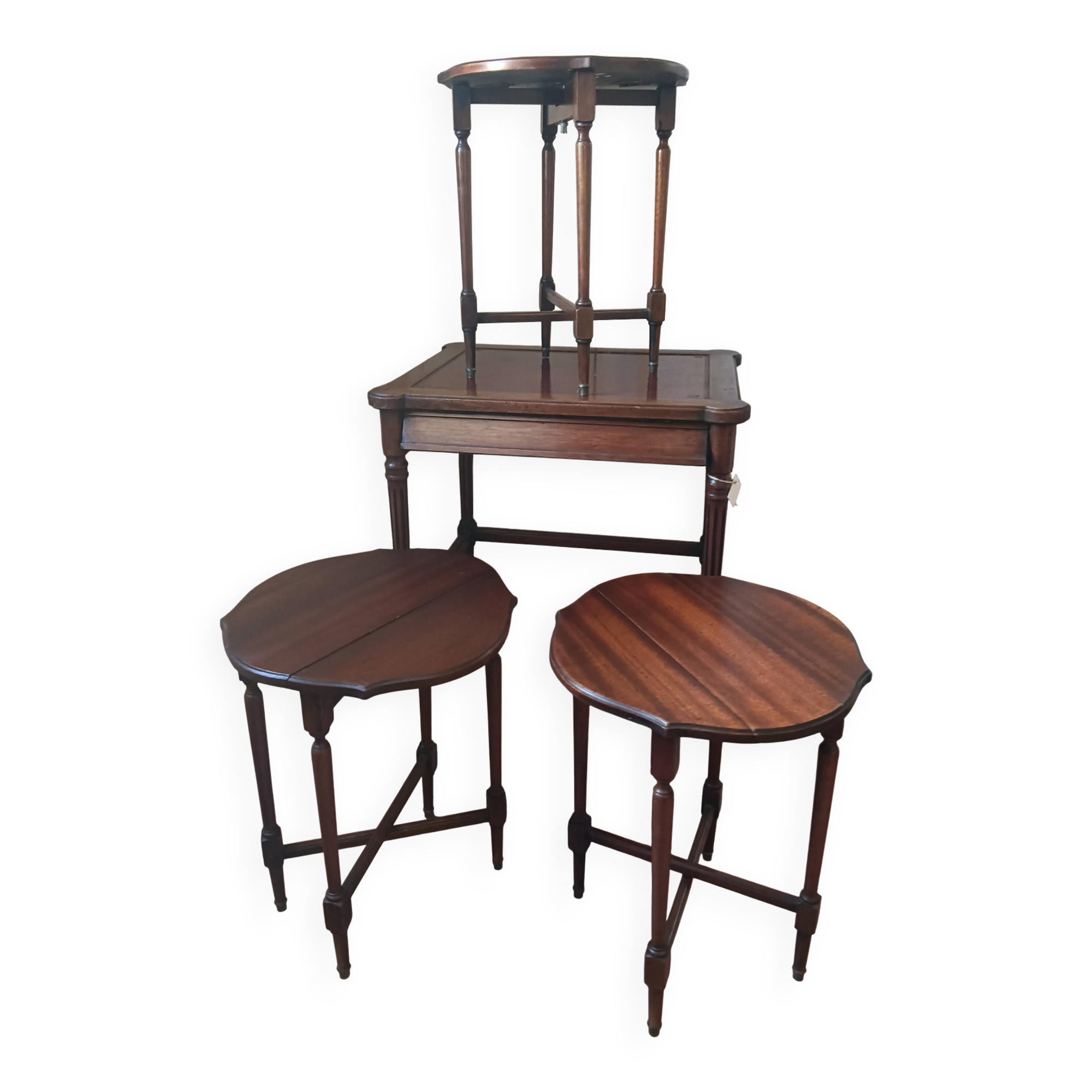 Nesting table set