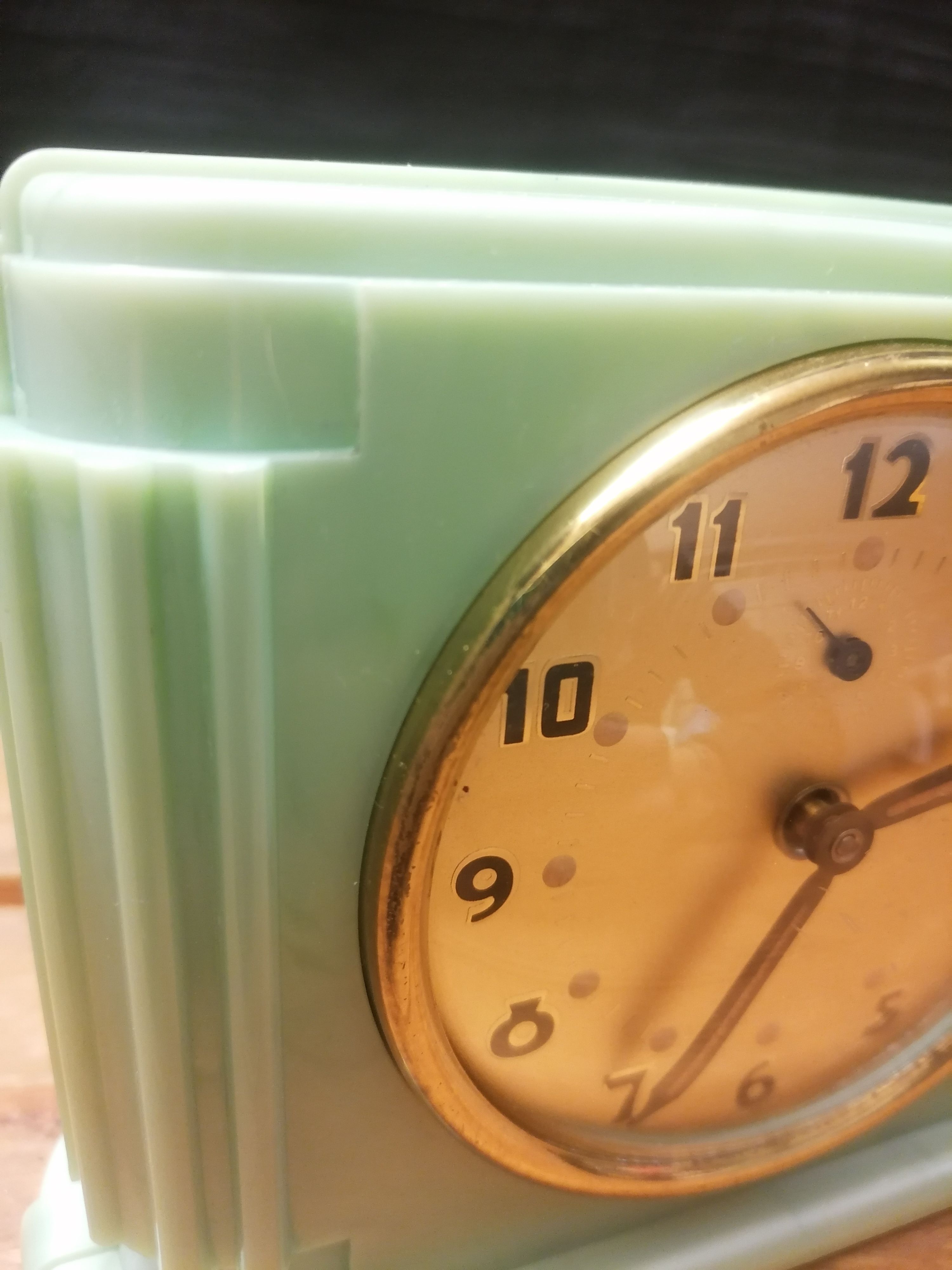 JAZ Pendulette / Mechanical Awakening - Art Deco Style - Mint Color - 1950s