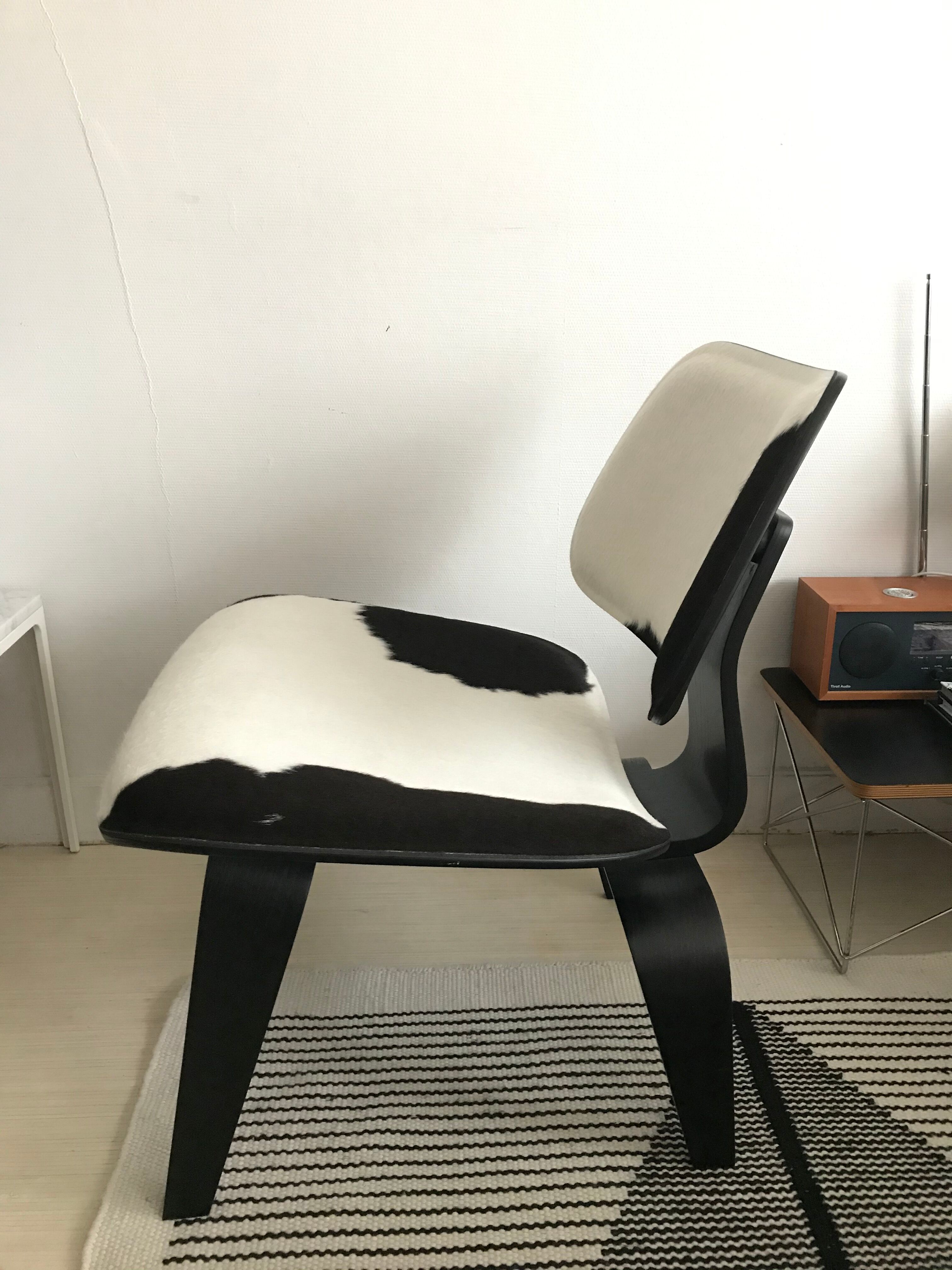 Fauteuil LCW calf skin par Charles et Ray Eames
