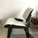 Fauteuil LCW calf skin par Charles et Ray Eames